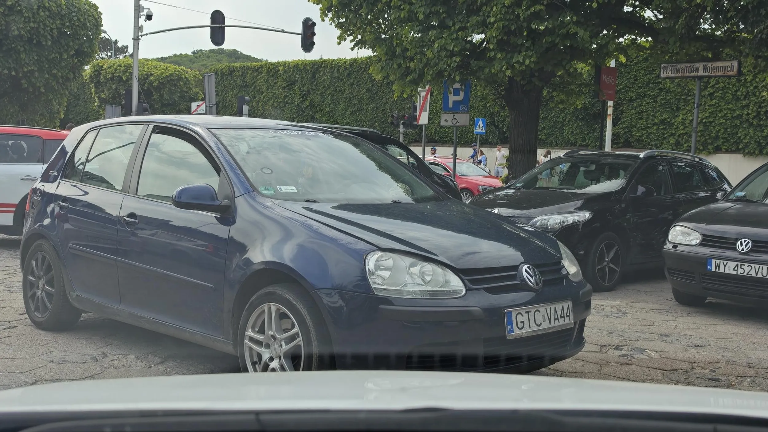 Imbecyl z Tczewa zostawił auto na środku parkingu i poszedł. Nie da się ani wjechać ani wyjechać.