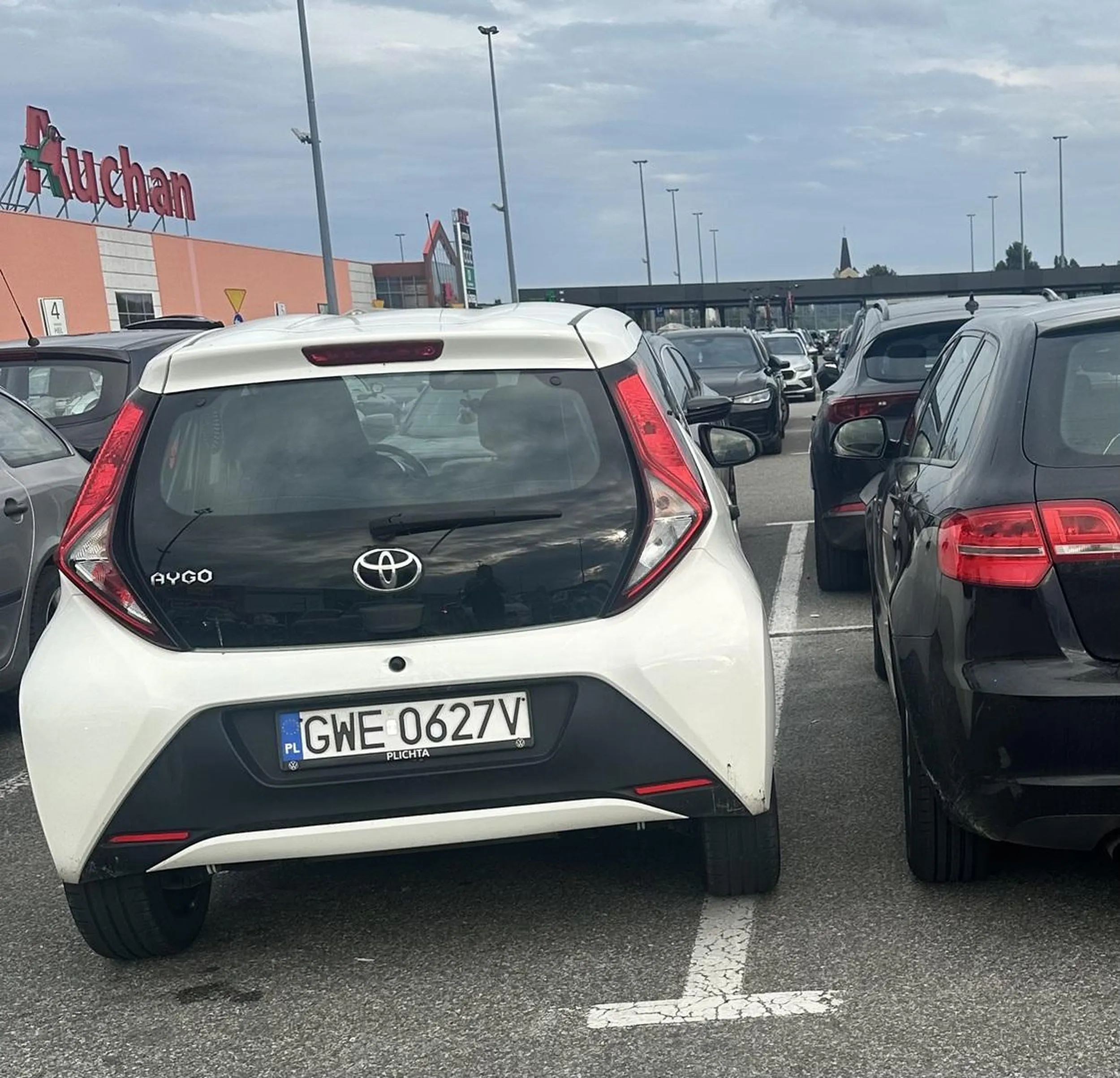 Pani bądź Pan który jeździ tym autem nie potrafi parkować. Stanął w taki sposób że był problem aby otworzyć drzwi i wejść do auta.