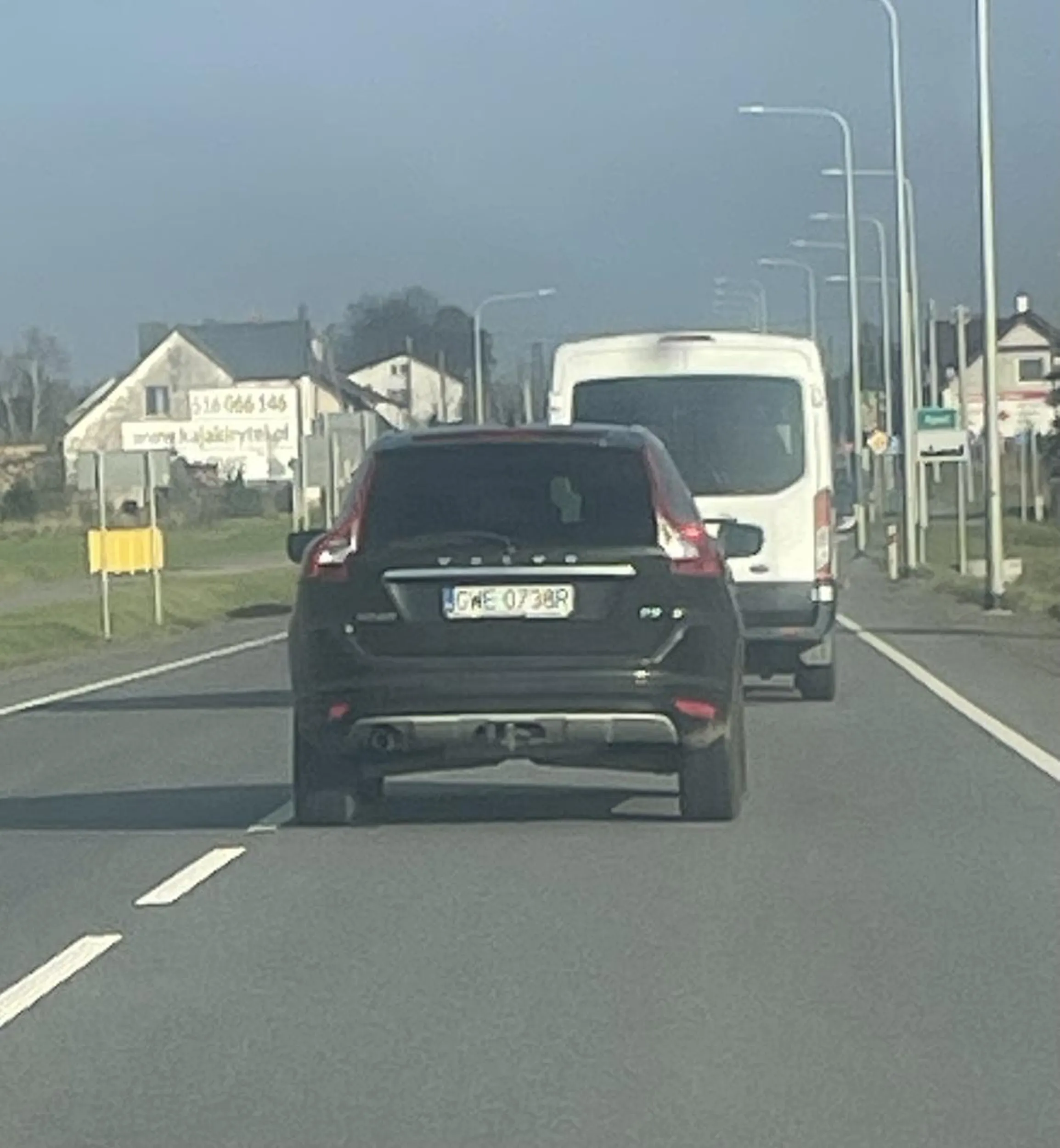 Wyprzedza na ciągłej, doprowadził dwa razy do tego że kierowca musiał zjeżdżać na pobocze na drodze krajowej aby zapobiec zderzeniu czołowemu. Przekraczał dozwoloną prędkość.