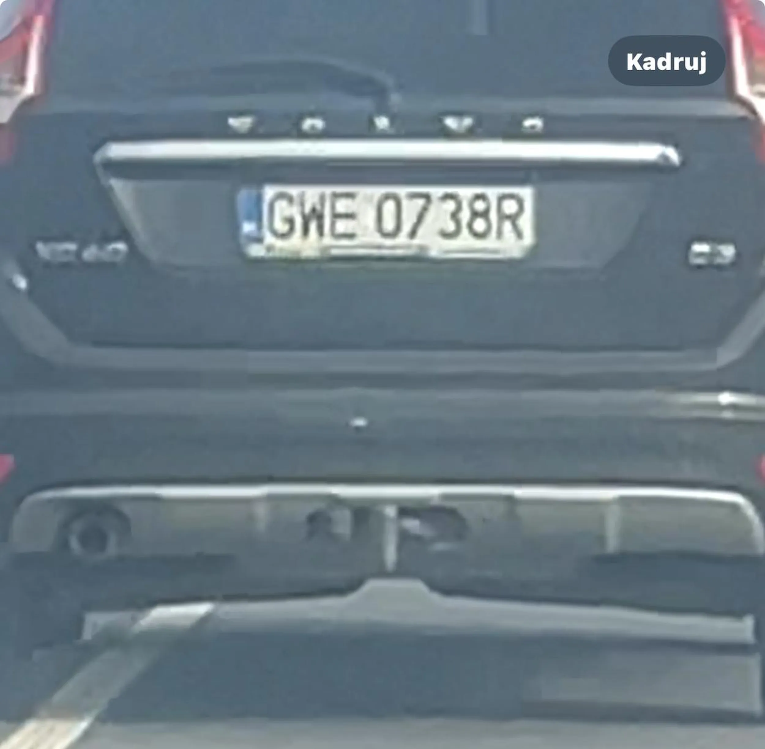 Wyprzedza na ciągłej, doprowadził dwa razy do tego że kierowca musiał zjeżdżać na pobocze na drodze krajowej aby zapobiec zderzeniu czołowemu. Przekraczał dozwoloną prędkość.