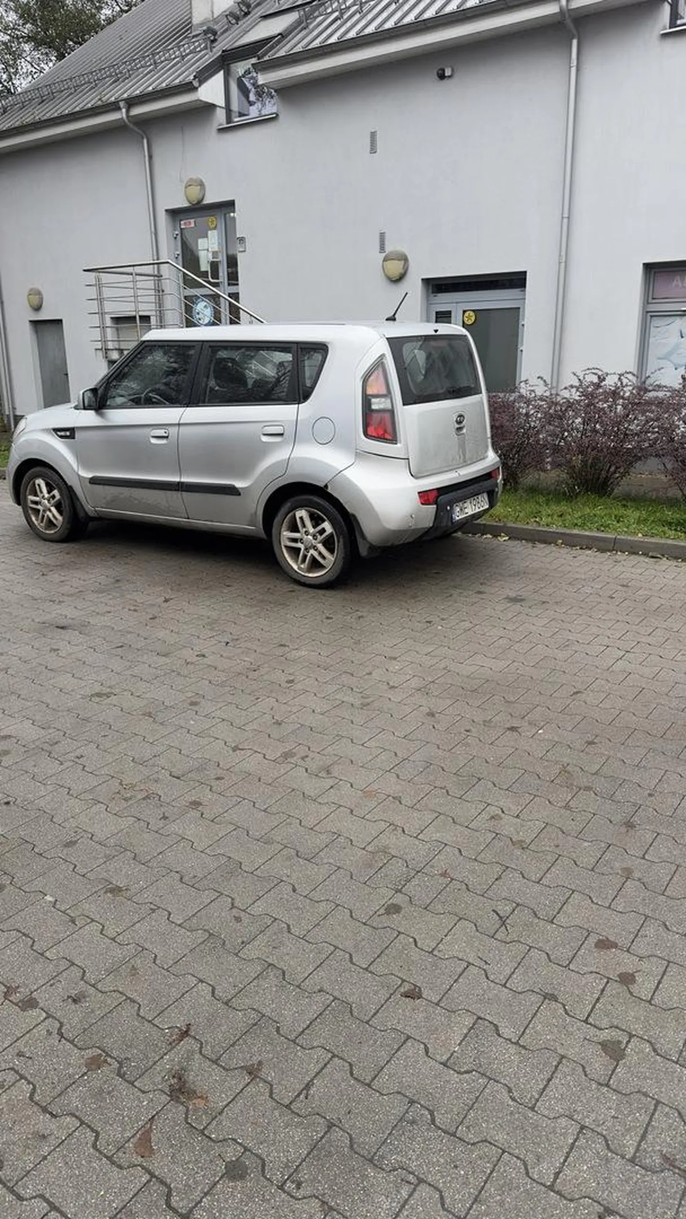 uwaga na kierowcę, wyłudza odszkodowanie parkując w miejscu nie dozwolonym.