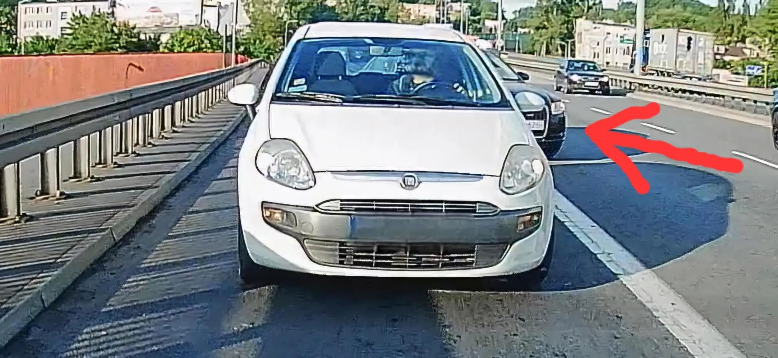 Kierowca audi tak się spieszył że mało nie spowodował wypadku, w dupie ma kierowców czekających przed nim na możliwość włączenia się do ruchu, on będzie szybszy.