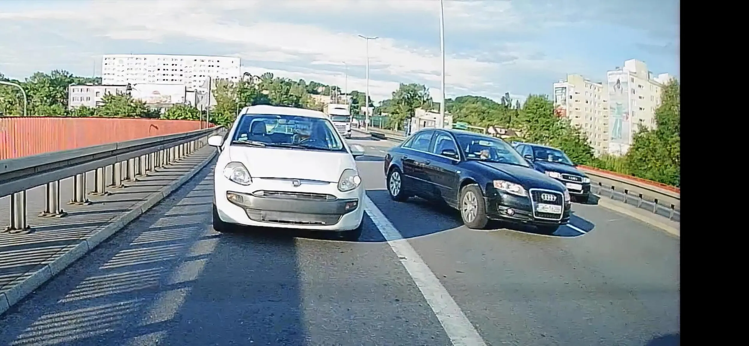 Kierowca audi tak się spieszył że mało nie spowodował wypadku, w dupie ma kierowców czekających przed nim na możliwość włączenia się do ruchu, on będzie szybszy.