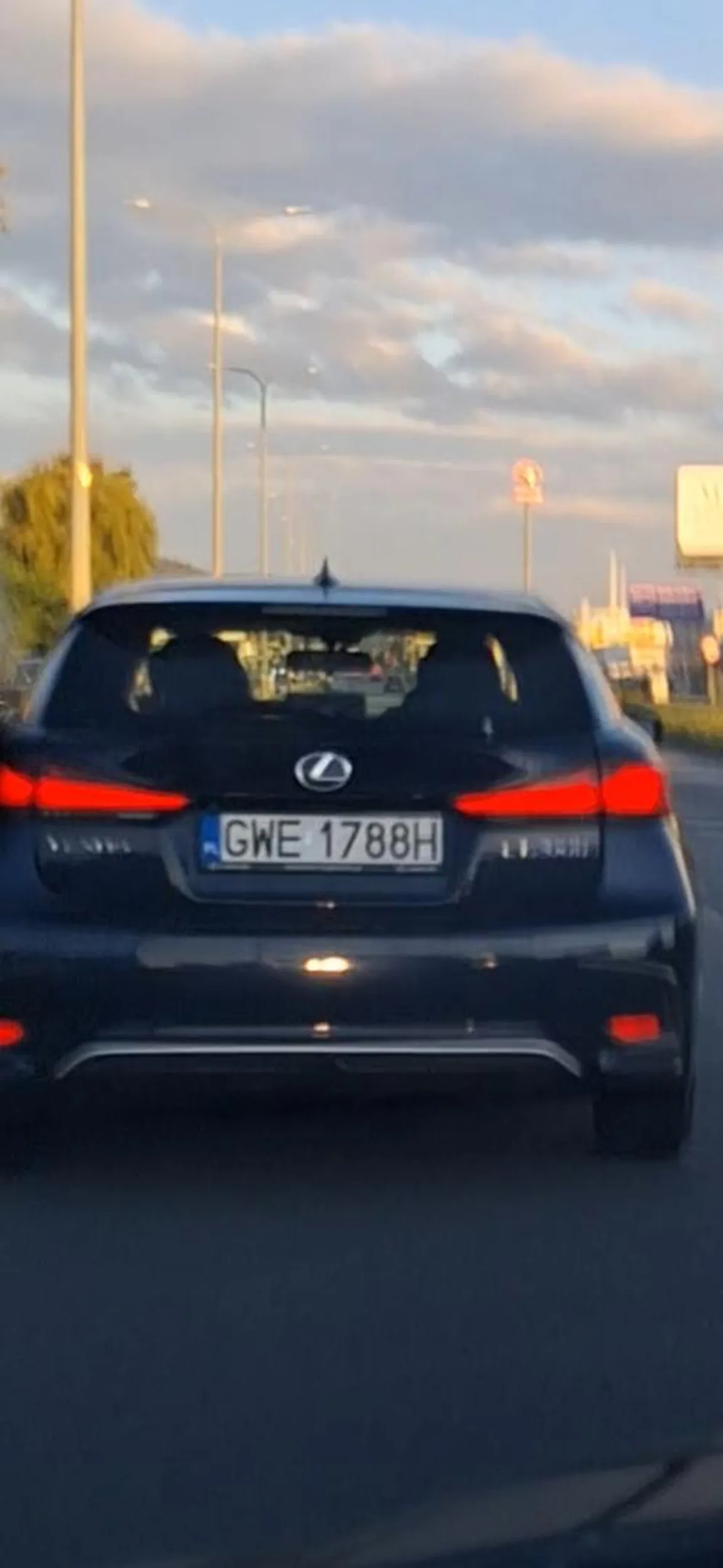 Pusta blondi wykupiła abonament na jazdę lewym pasem