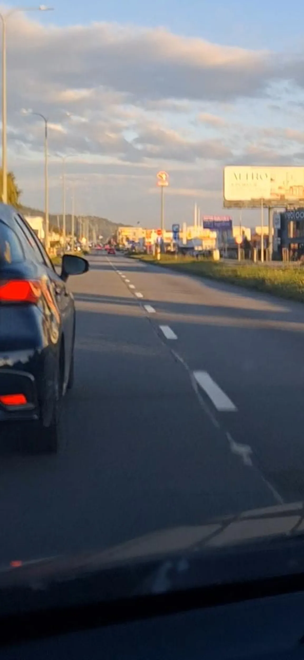 Pusta blondi wykupiła abonament na jazdę lewym pasem