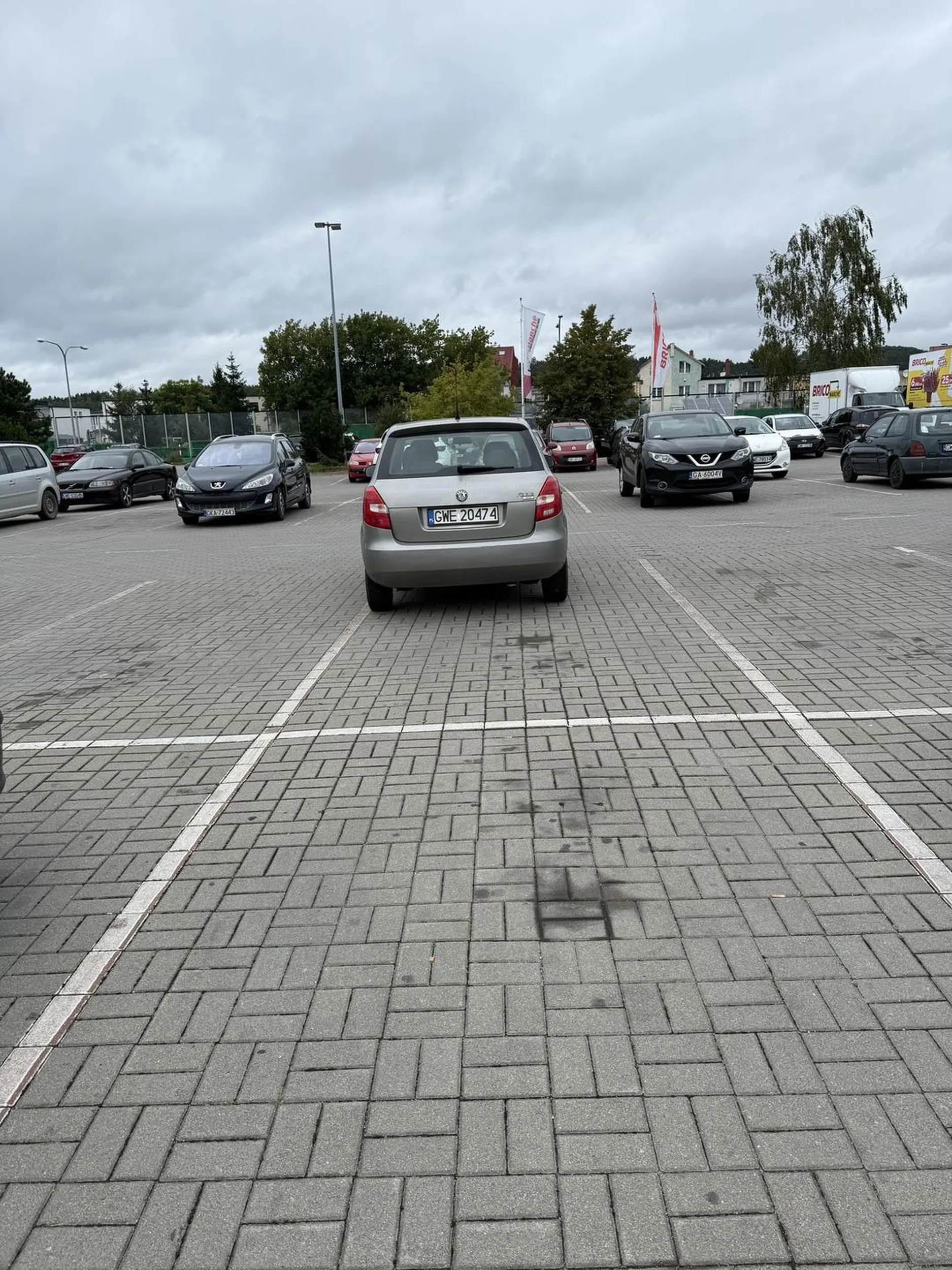 No cóż, prawo jazdy znalezione w chipsach, ale jak to się mówi łatwo przyszło łatwo poszło bo chyba zostało wyrzucone razem z paczką po chipsach. Najgorsze parkowanie jakie w życiu widziałem.