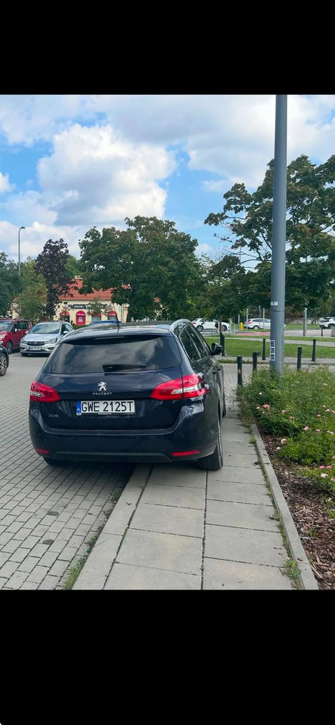 Przez takich chodniki są całe porozjeżdzane
