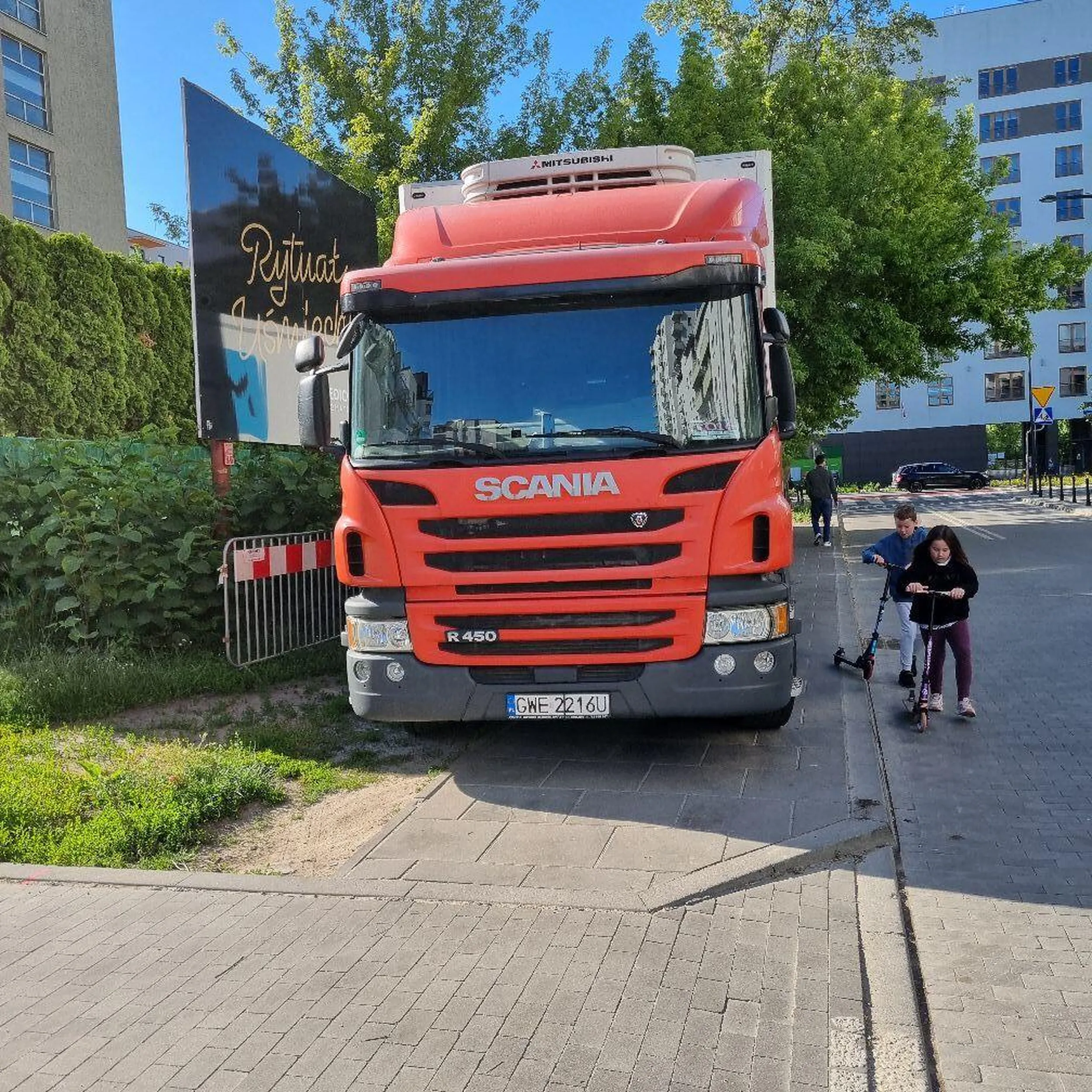 Komu to przeszkadza Do roboty i soba się zajmij Na chwilę tylko Gdzieś musiał stanąć Przecież budowa A co miał zrobić Chodnik i tak zniszczony Ma ulice zastawić i ruch zablokować Weź się do roboty Nikomu nic się nie stało Mogli przejść na drugą stronę ulicy