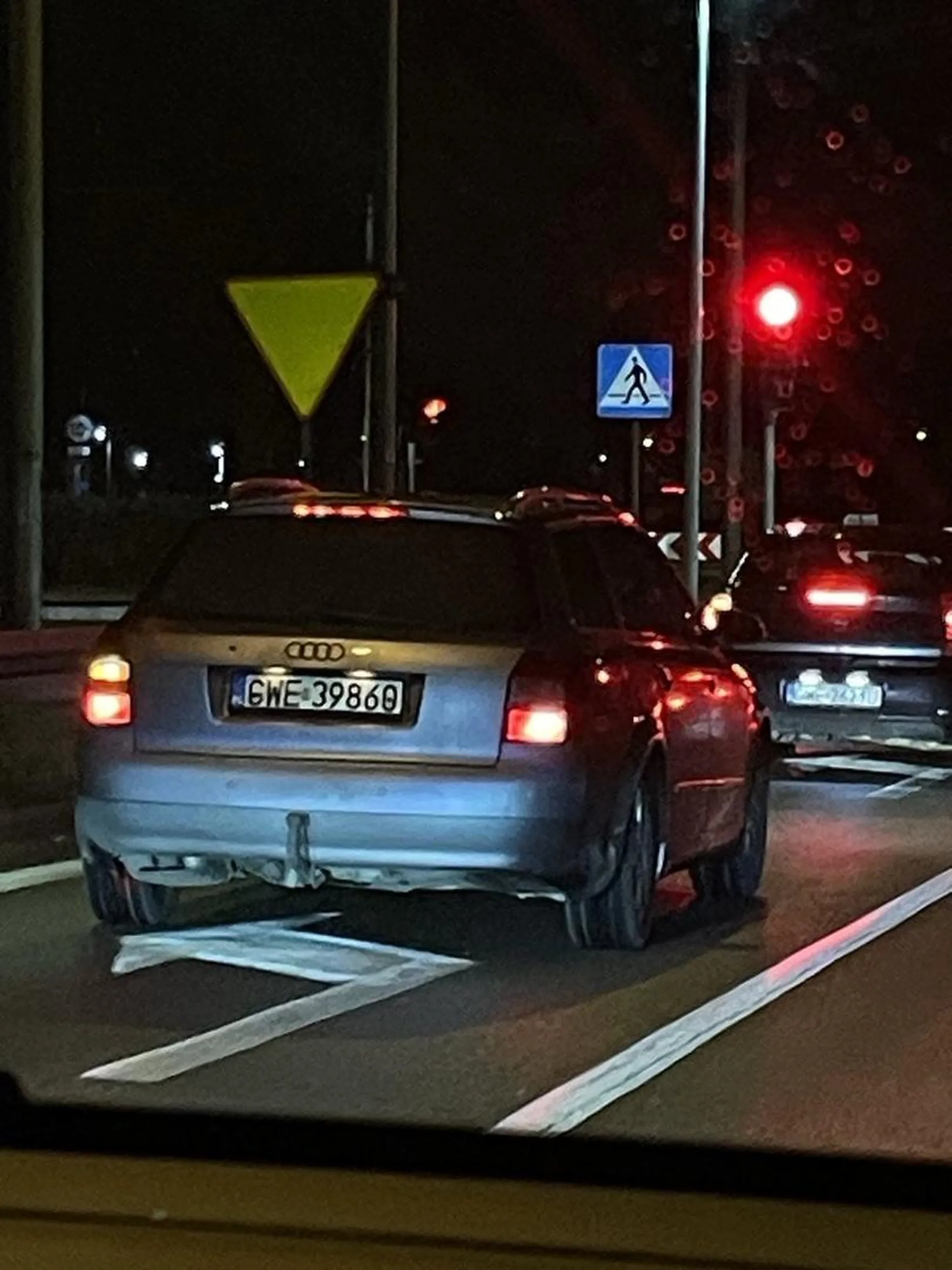 Brawurowa jazda pomorską S6/S7, wyglądająca na wpływ środków odurzających. Kierowca gwałtowny, wymija samochody, trzy razy prawie wpadł w poślizg na mokrej nawierzchni przy prędkości conajmniej 160km/h. Gdy próbujesz go wyminąć zbliża się niebezpiecznie do środka jezdni. Jazda albo pod wpływem albo pod wymuszenia, ciężko to inaczej nazwać, proszę uważać na siebie przy tym człowieku.