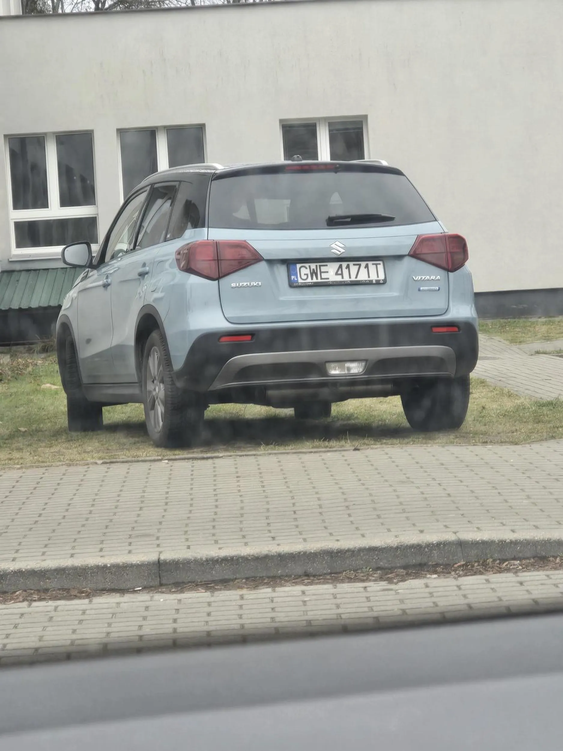na parkingu (2metry obok) będzie z 400 wolnych miejsc. Ale Pani stanie na trawniku...