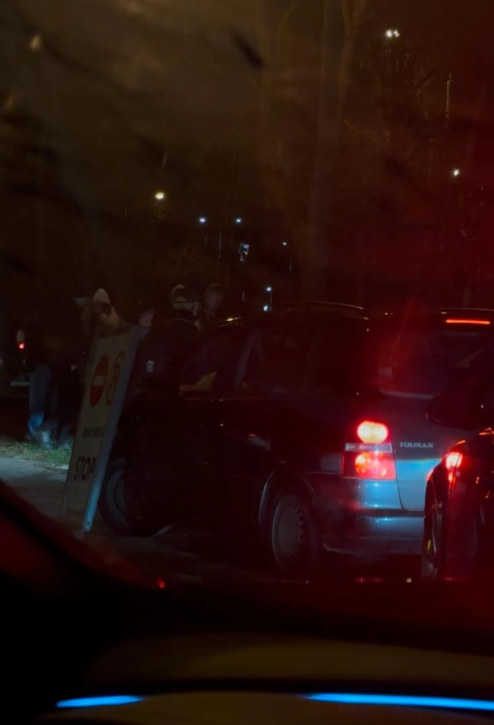 baba blondyna w turaniw, jezdzi z ojcem, ktory przy wyjezdzie z korku blokuje ruch, probuje wejsc do aut, siądą ludziom na maski by nie mogli jechac, wszczyna awantury i grozi bojka jak ktos nie pusci jego coreczki a coreczka siedzi za kierownica i sie smieje