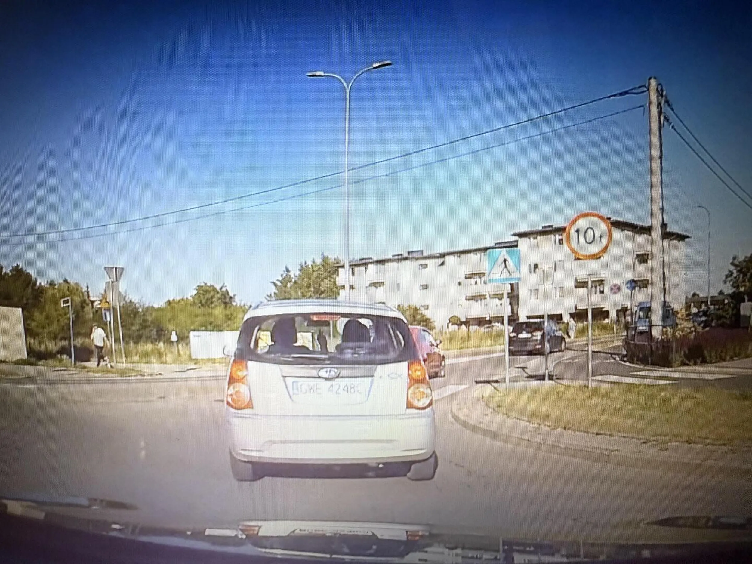 Gówniarz wymusza pierwszeństwa na rondach i środkowe palce pokazuje