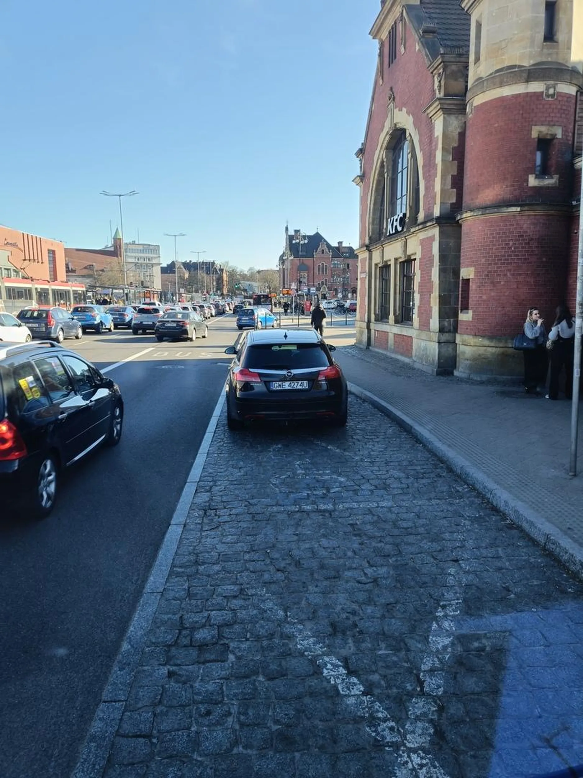 Brawo za parkowanie w zatoce autobusowej( miejsca parkingowe dla niepełnosprawnych zostały zlikwidowane)