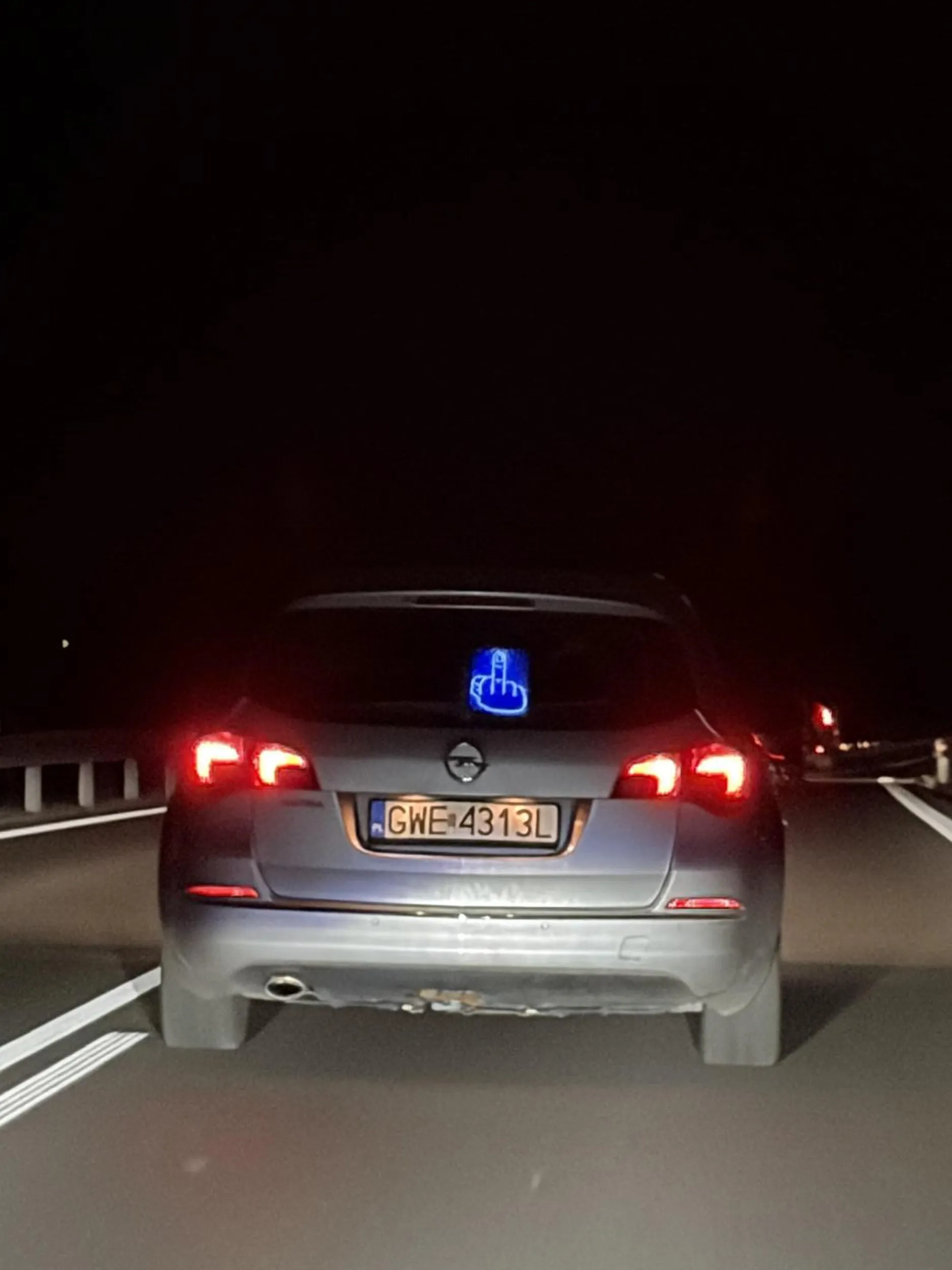 wystawia elektronicznego fucka i przez szyberdach niewinnym kierowcom.