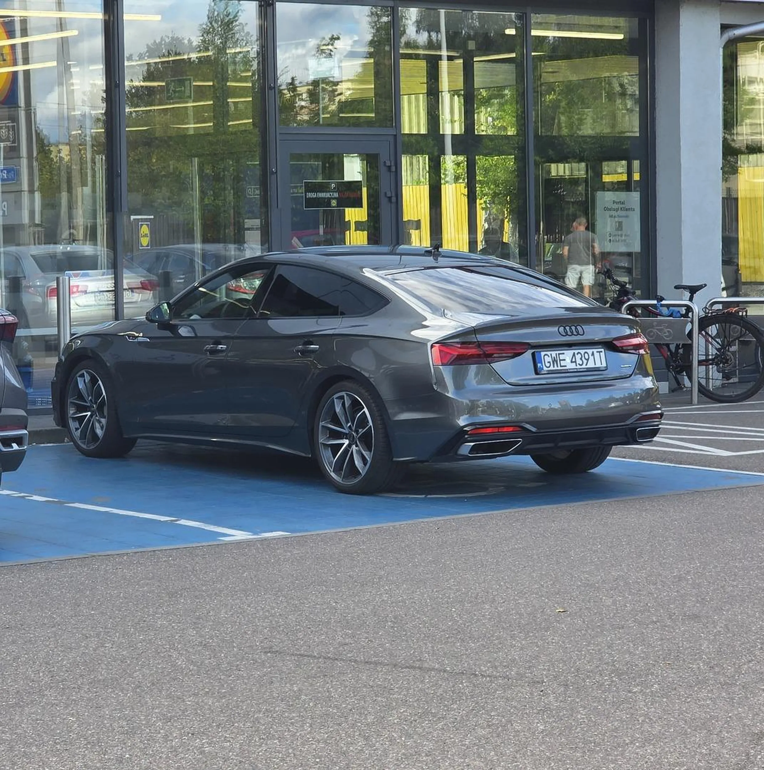 Na prawie pustym parkingu... Bez oznaczenia za szybą.