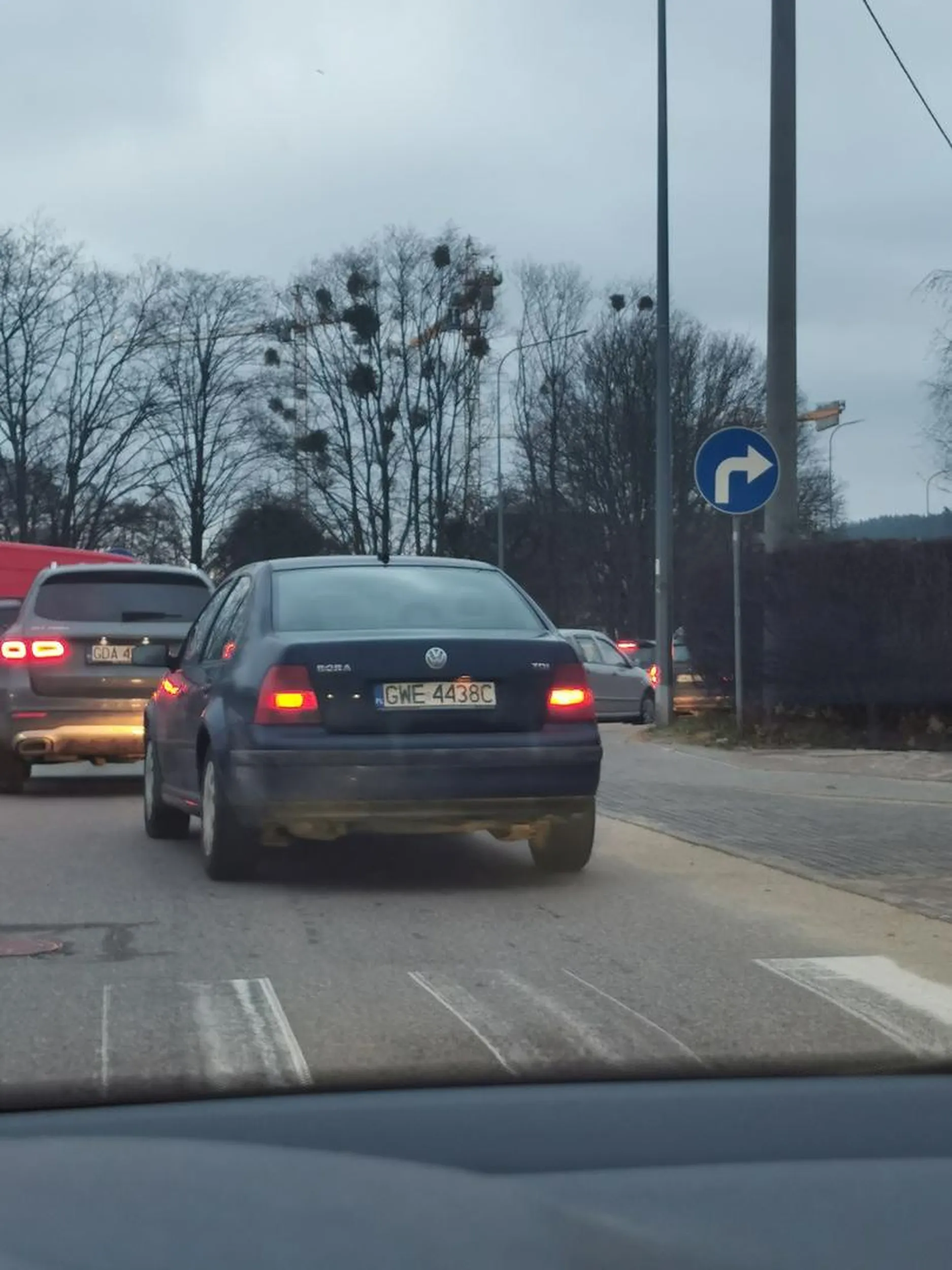 Na Leśnej w Redzie mocny, 3 samochody ciągiem wyprzedzone na podwójnej ciągłej, a na Morskiej już grzecznie prawym pasem.