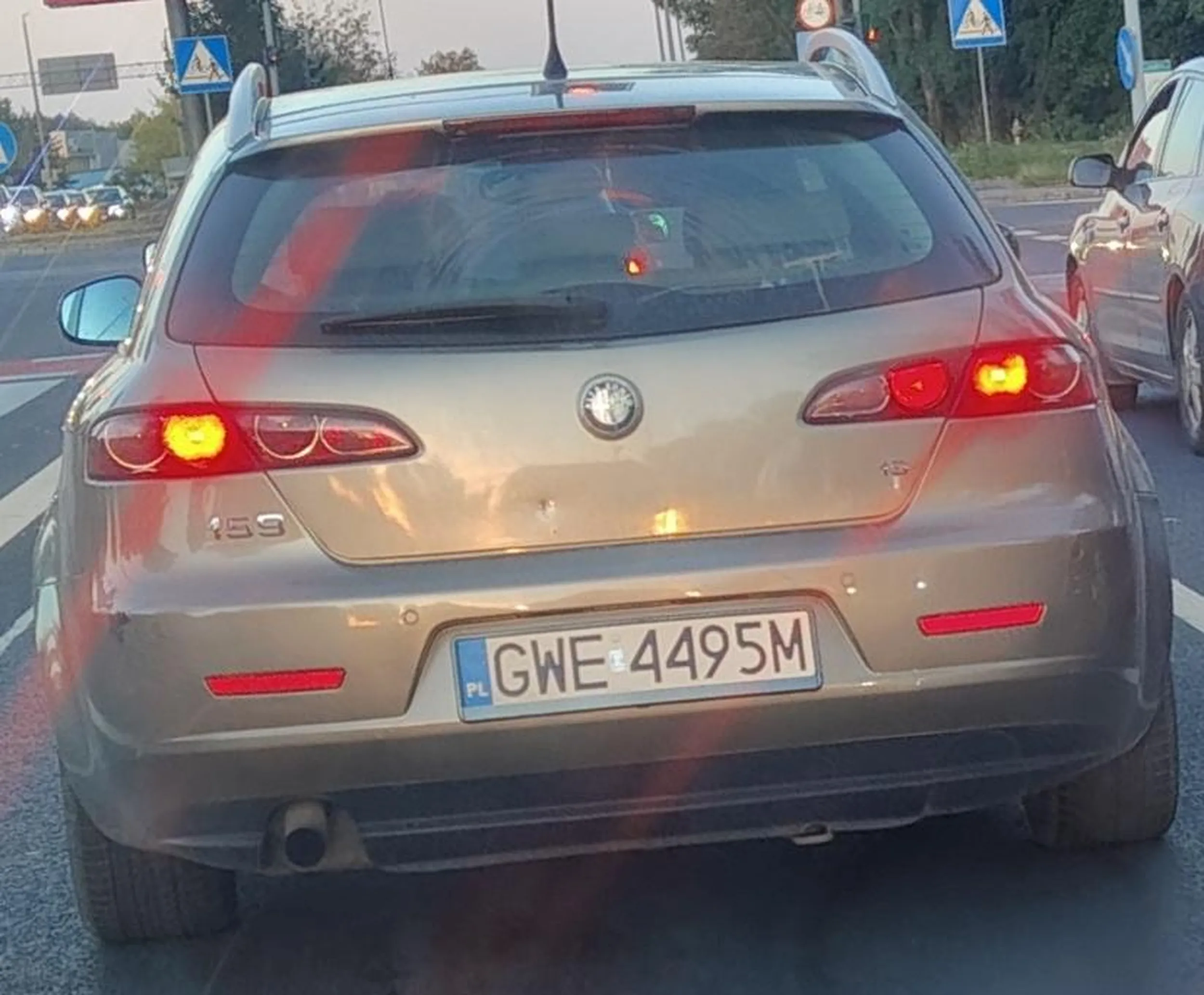 Śmieciarze wyrzucający swoje pety przez okno na ulicę. Wstyd.