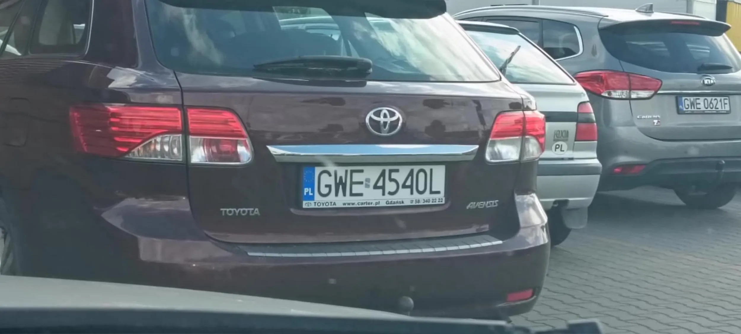Pani w toyocie z inpetem walneła drzwiami w moje auto i uciekła jakby nigdy nic. Nie pozdrawiam