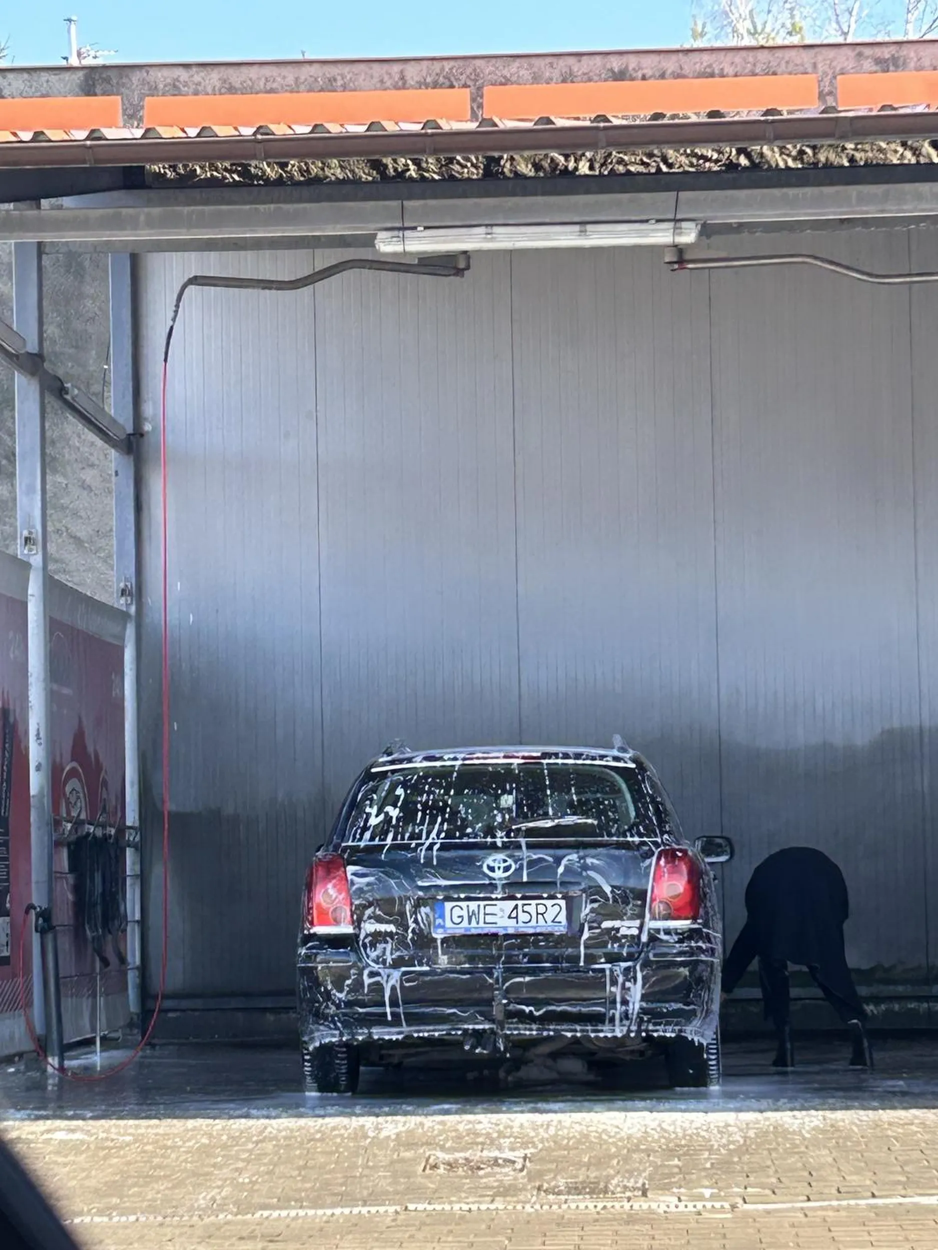 Pani nie wie chyba czym jest myjnia bezdotykowa, stoi 20 minut i pucuje toyotę, gdzie czeka 7 osób w kolejce a otwarte są dwa stanowiska. Zwracając uwagę pyta się czy mam do niej pretensje gdzie jest nawet obrazek z zakazem mycia ręcznego. Śmieszna damulka