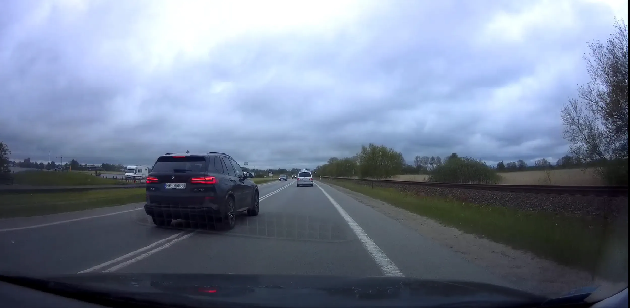 Marka auta zobowiązuje do wyprzedzania na ciągłych i spychania innych.