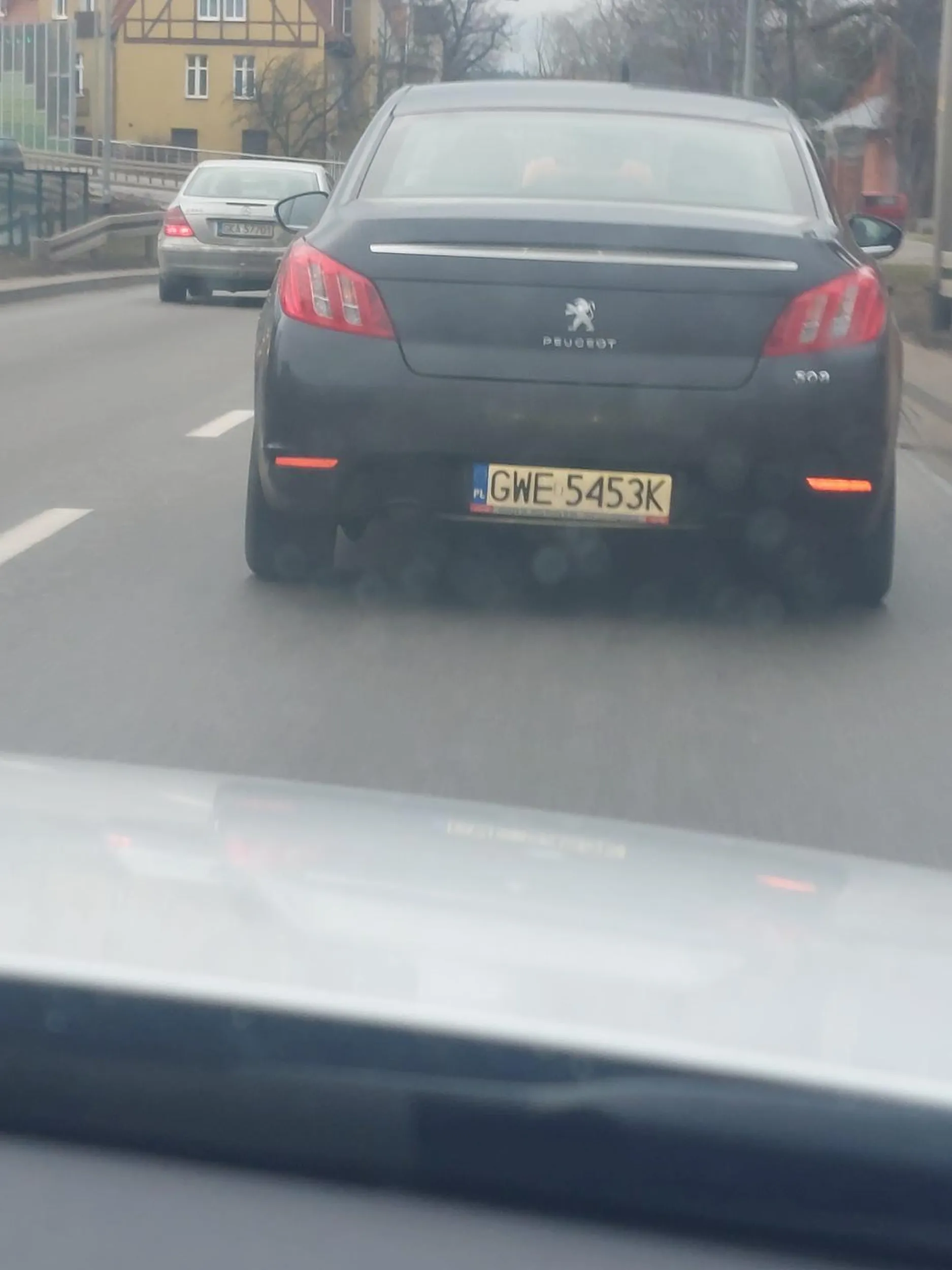 Buc na tablicach wstydu, którego nie uczyli w OSK co to jazda na suwak.