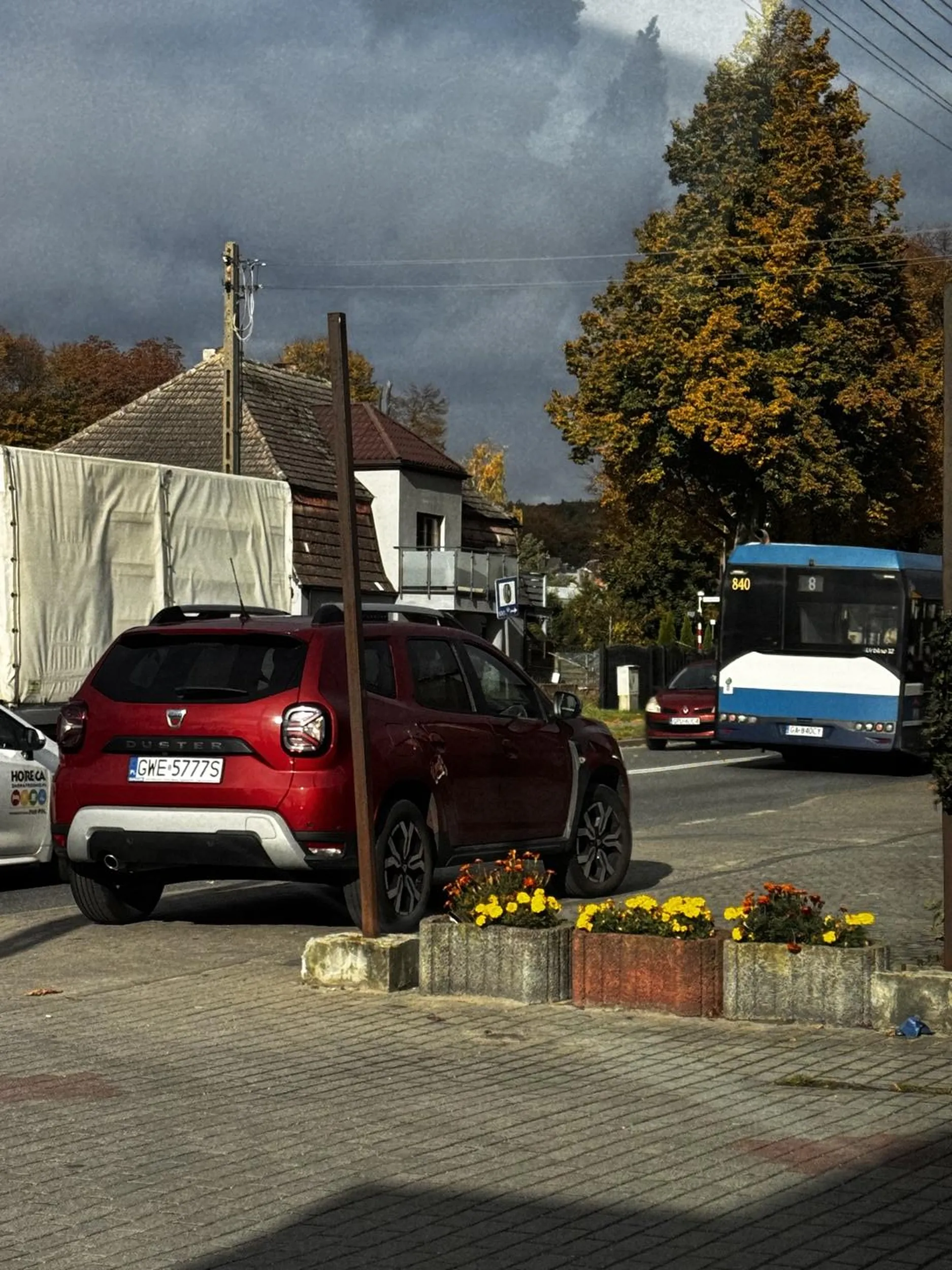 Wzorowe parkowanie na chodniku, kiedy obok są całe wolne dwa parkingi. Gratuluje wyobraźni