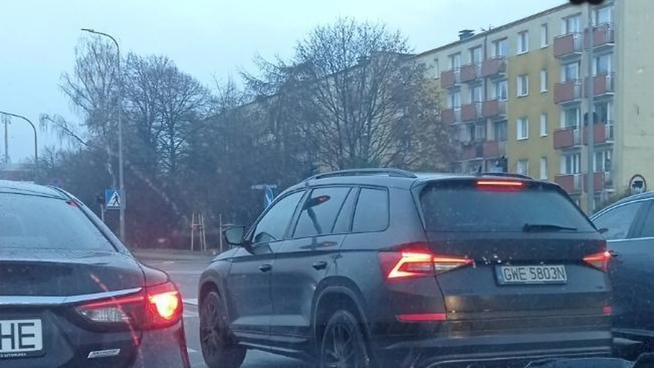 Gwałtowne zmiany pasa ruchu, upodobanie do jazdy na zderzaku, nonszalanckie podejście do obowiązku sygnalizacji kierunkowskazem, jednym słowem modelowe objawy drogowej wścieklizny. To się źle skończy...