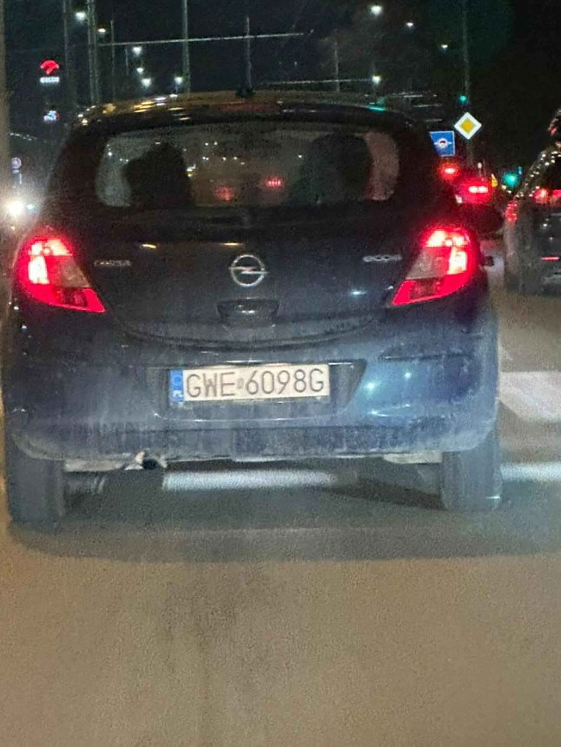 Jazda na obwodnicę Trójmiasta z dystansem 2 metry od zderzaka, jazda 90 po miastu, zmniana pasa ruchu bez kierunkowskazu.