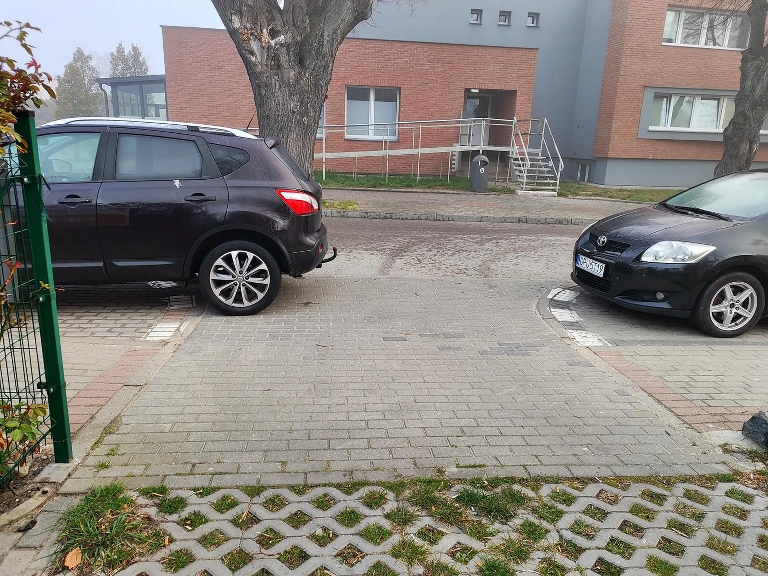 Mistrz parkowania ... niestety nie udało mi się z posesji wyjechać ...