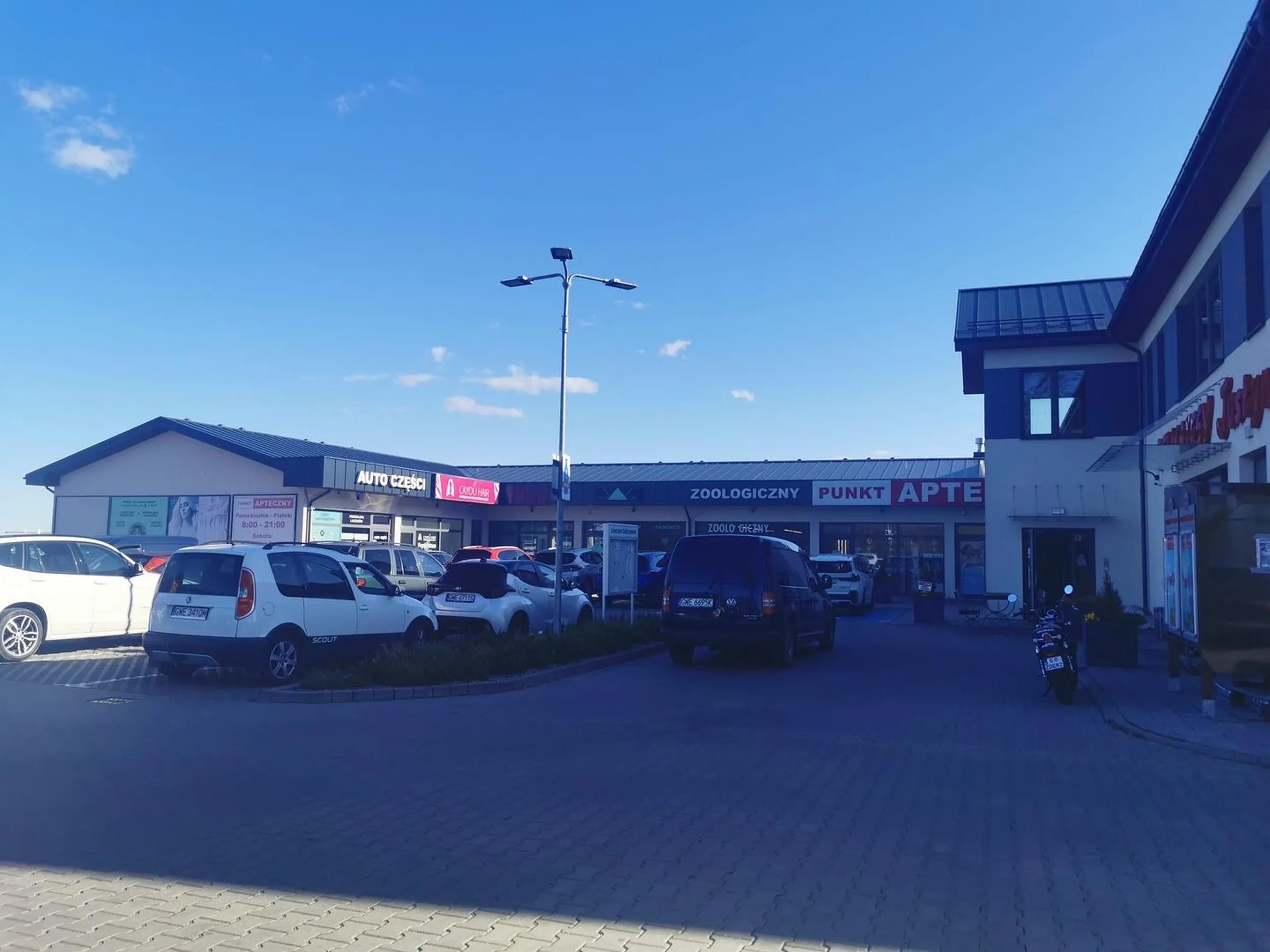 Żeby tak zaparkować to trzeba mieć swój własny stan umysłu. Przeszkadzał innym, był problem z przejazdem, ale na pytanie dlaczego stwierdził że to jego prywatne wykupione miejsce...