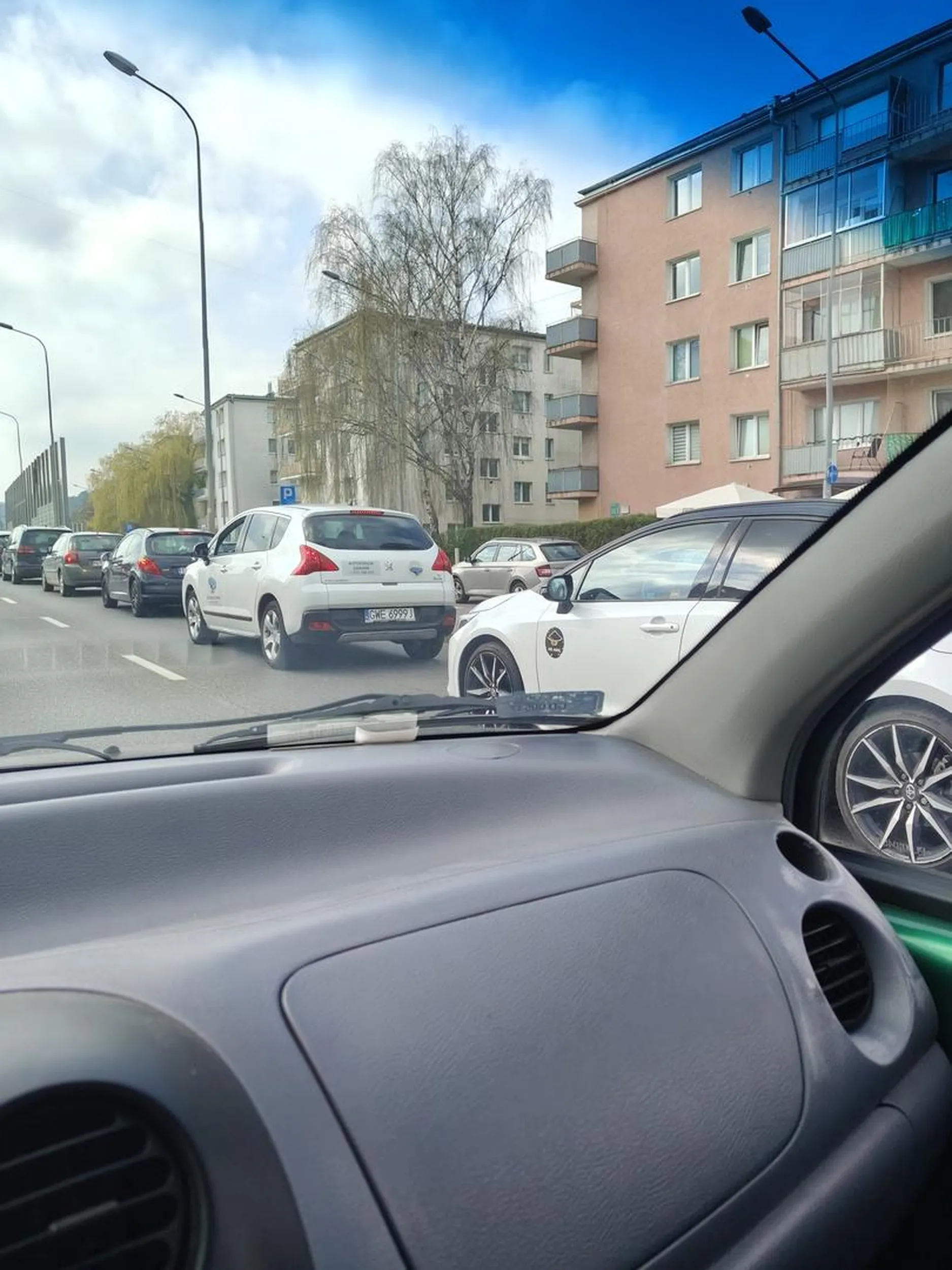 Dzieciak nie wie co to droga jednokierunkowa i zakaz skrętu w prawo.