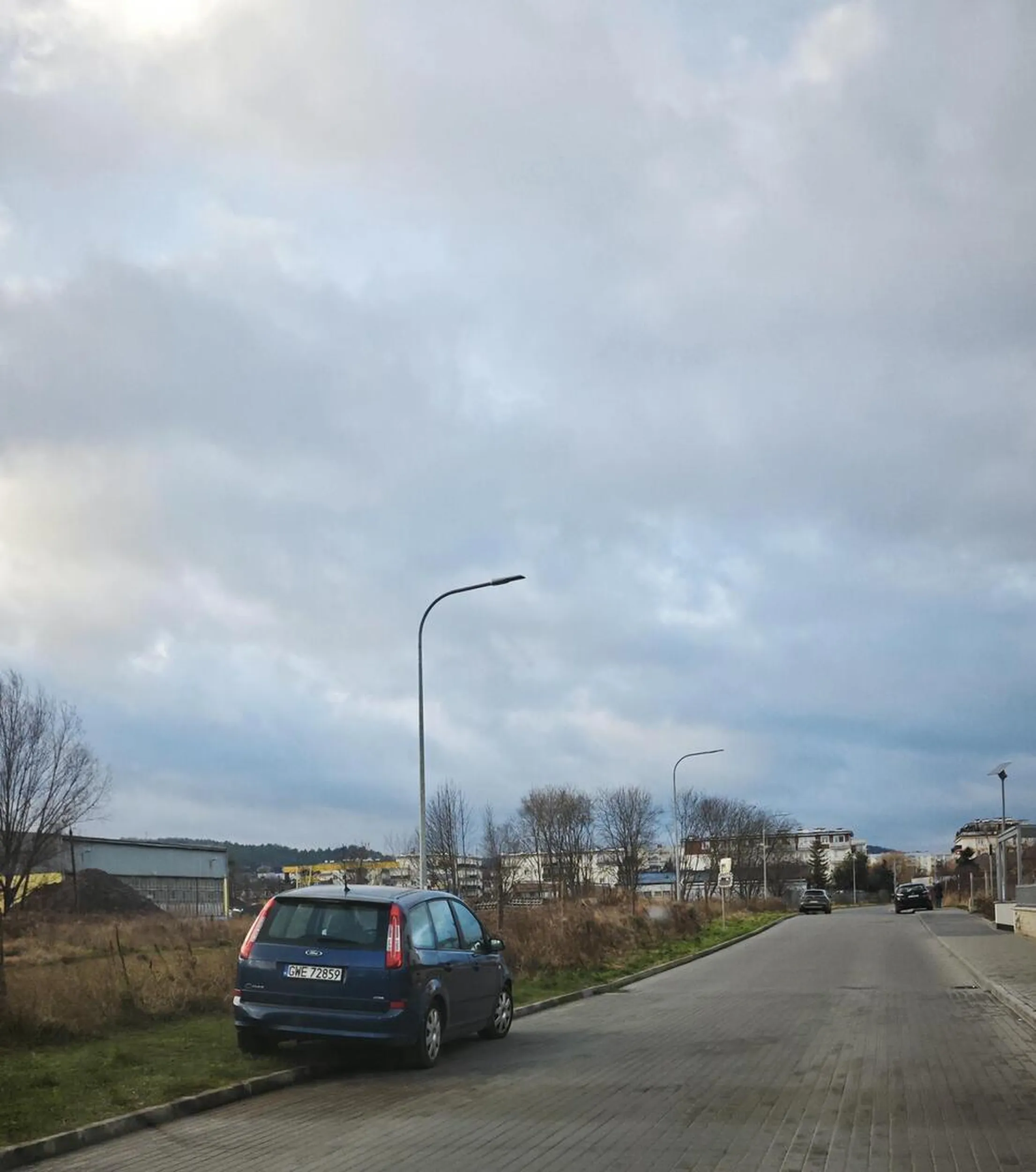 Rozjeżdża trawnik blokuje droge. Rumia, ul.Zeglarzy - osiedle archipelag