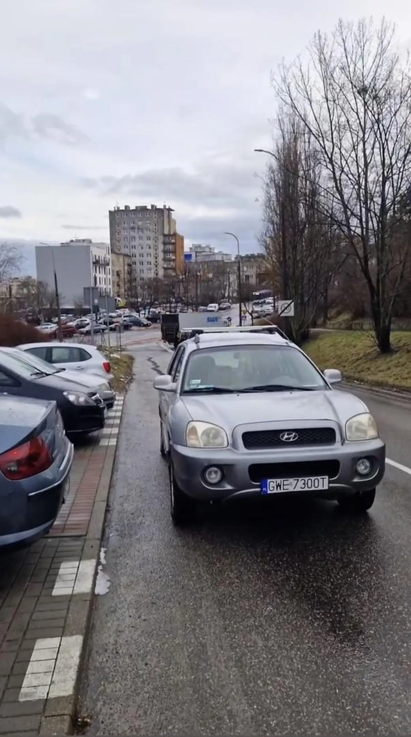 Jełop zostawił auto na drodze blokując zaparkowane samochody