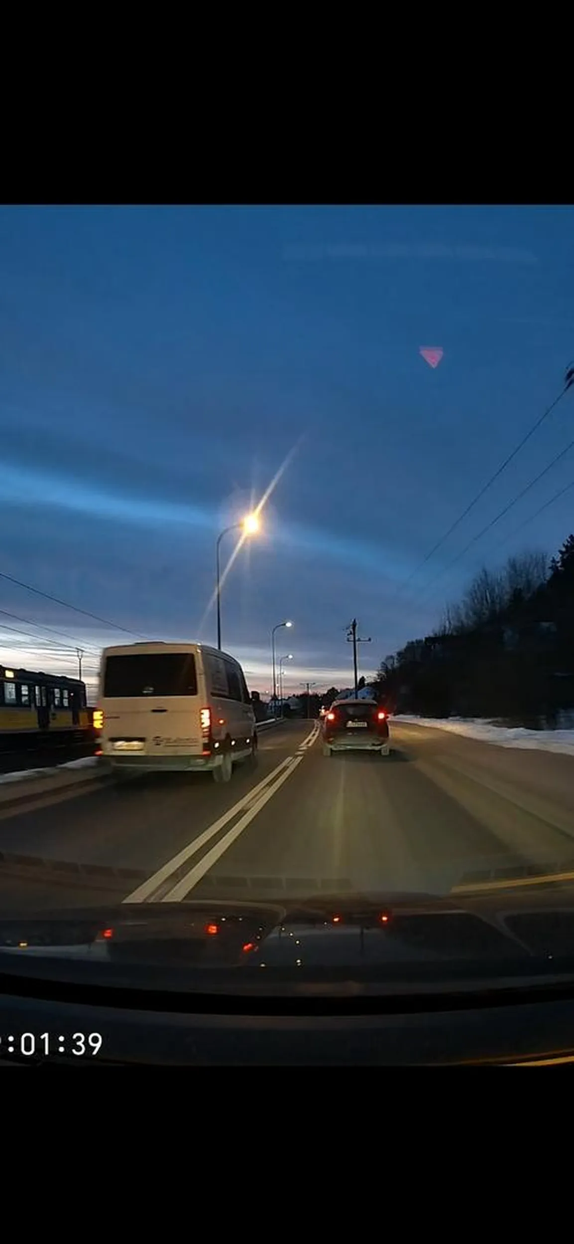 Robola zapiekło siedzenie i postanowił wyprzedzić ciągiem trzy samochody na podwójnej ciągłej.