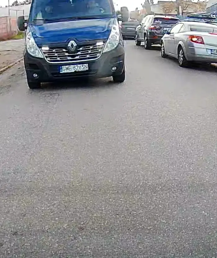 Tak ci się spieszy na tej drodze, że życzę ci żebyś zdążył zobaczyć jak ci kobietę sąsiad posuwa bo na bank nie tylko na drodze ci się spieszy dziadku...