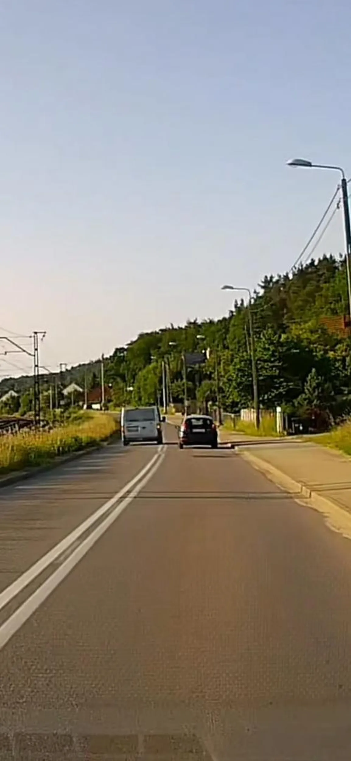 Jak masz na asfalcie 2 białe kreski to znaczy, że nie można wyprzedzać.