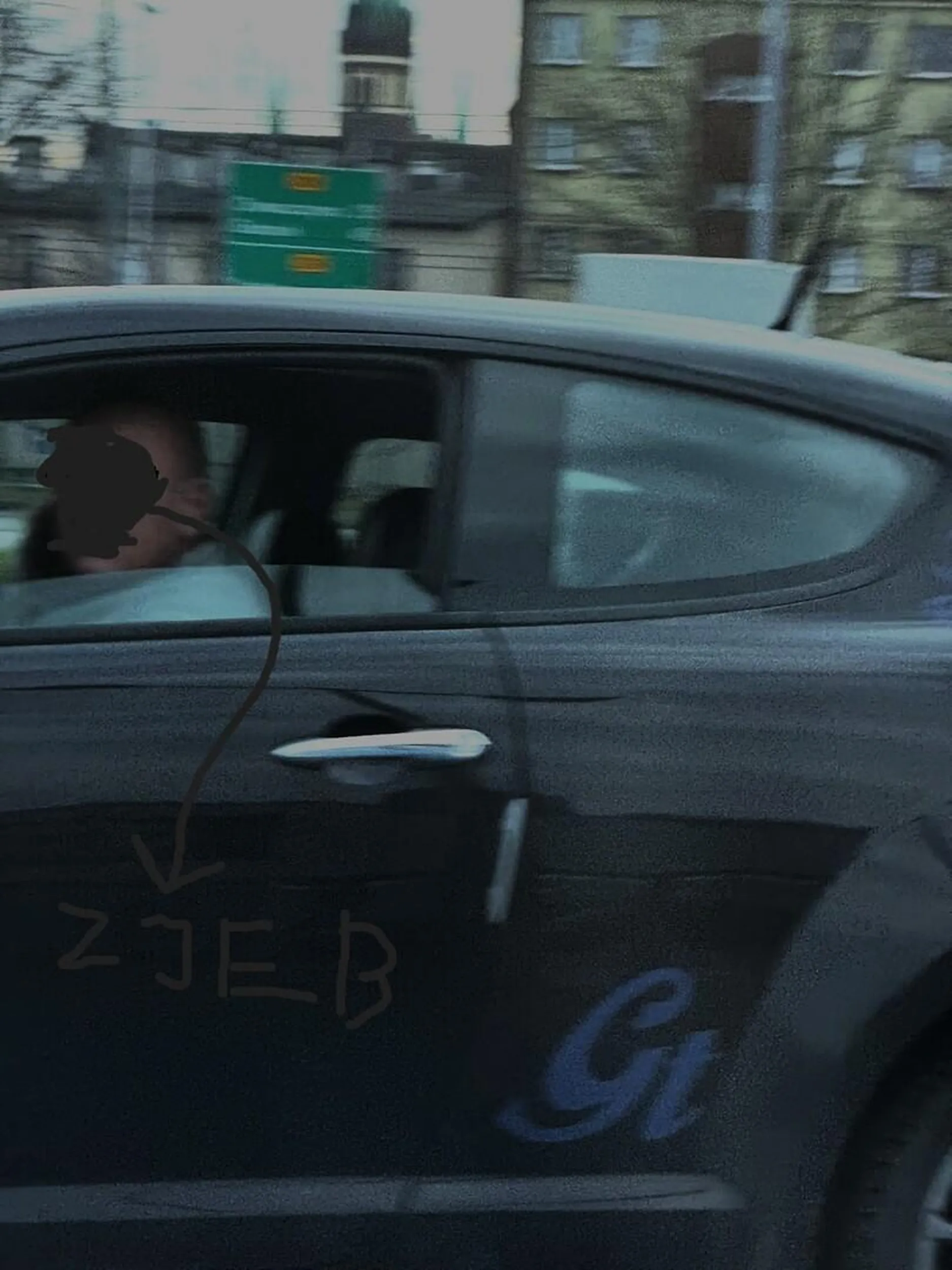 Osoba prawdopodobnie po odstawieniu środków  nie umie przyznać się do błędu. przy cofaniu z parkingu zamiast patrzec w lusterka czy nic nie jedzie to patrzał się na swój bebzon czy nie wylewa mu się z fotela, następnie mądra głowa zaczeła grozic pobiciem ale niestety przez swoją wage nie mógł wysiąść z auta( Następnym razem polecam Iść na zakupy na pieszo)