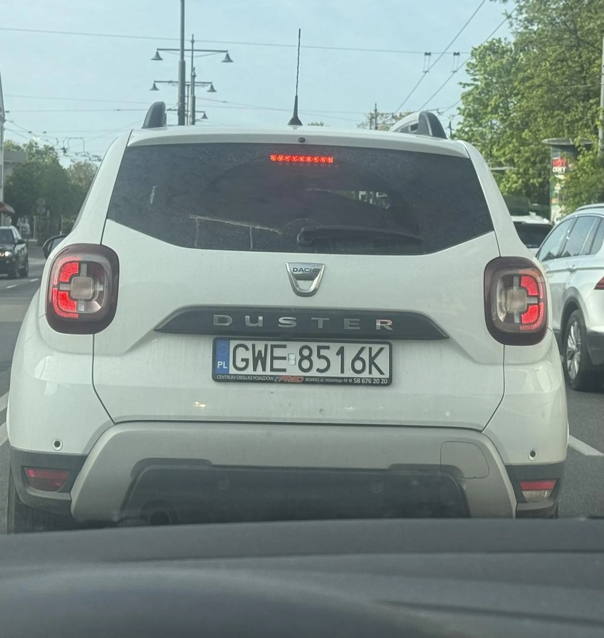 Wymusiłaś pierwszeństwo idiotko. Gdyby auto z lewego nie przyhamowało żeby zrobić mi miejsce to wjechałabym ci w tył.Włączałaś się do ruchu nawet nie odwracając głowy w naszą stronę.Jechałam ze schorowanym dziadkiem psychopatko bez wyobraźni.Po postawie za kierownicą uważam,że prawdopodobnie miałaś coś w dupie.Tablice widać nie przypadkowe.