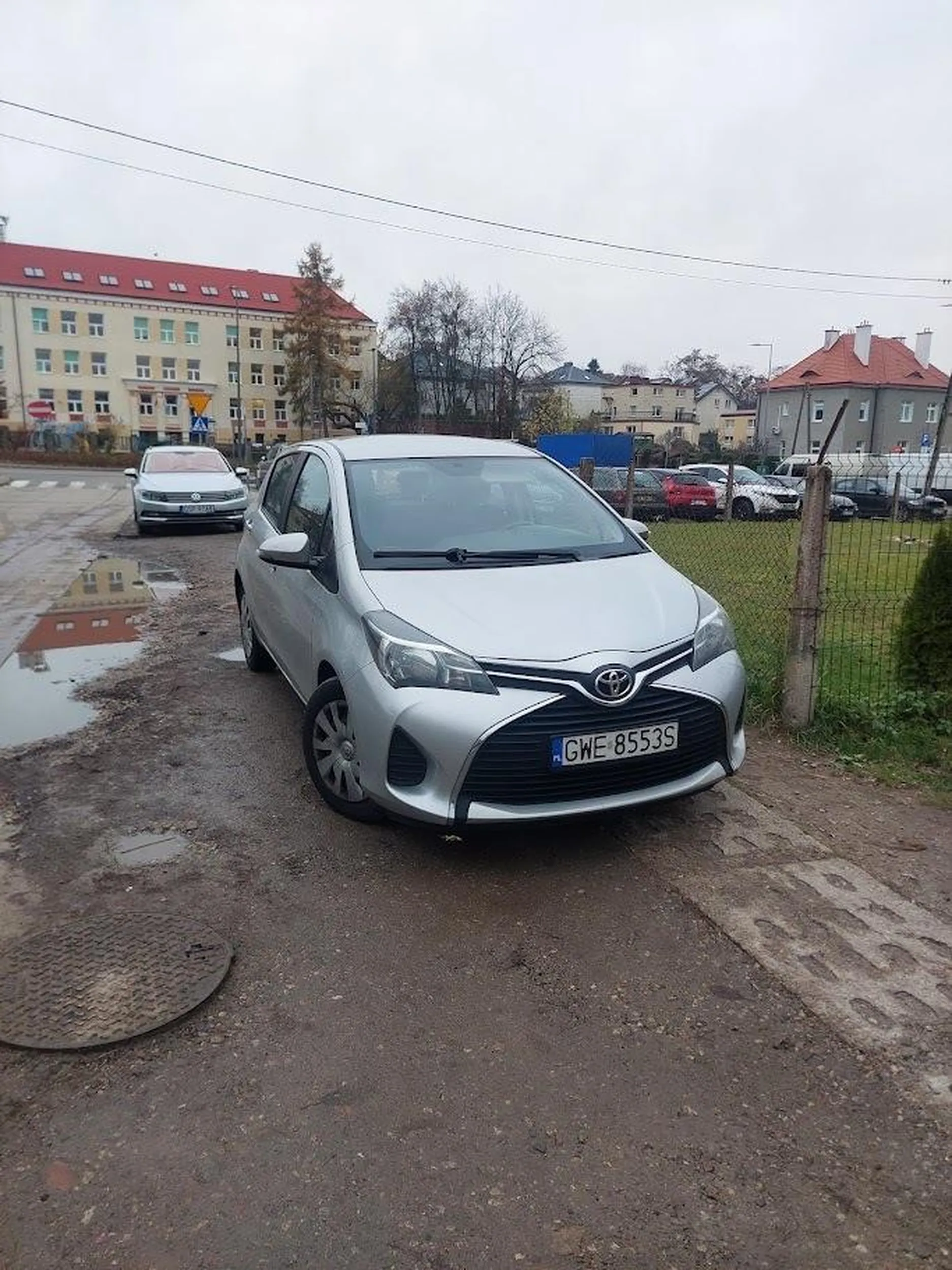 Kierowca/kierowczyni nie rozumie, że należy pozostawić możliwość przejścia pieszym.