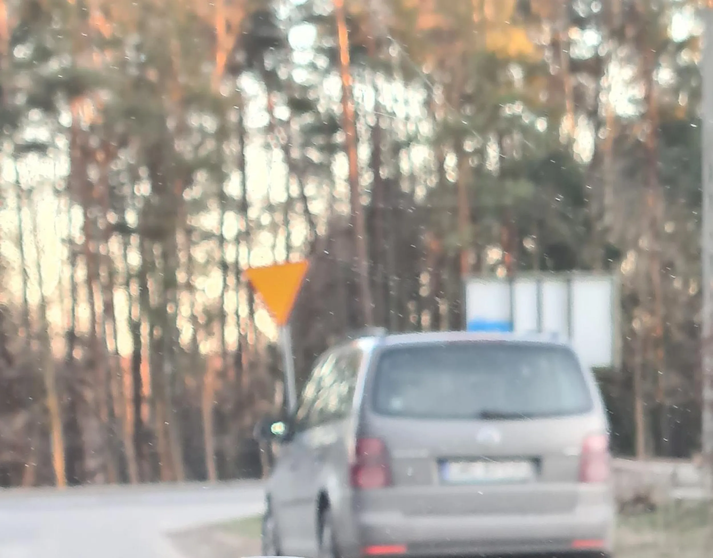 Barnie jeryhoński  naucz się stawiać auto trochę dalej przeszkadzasz każdemu kierowcy do skrzyżowania zwłaszcza zimą kiedy zasłaniasz pól drogi  asfaltowej głównej ,prawko z chipsów wzięte