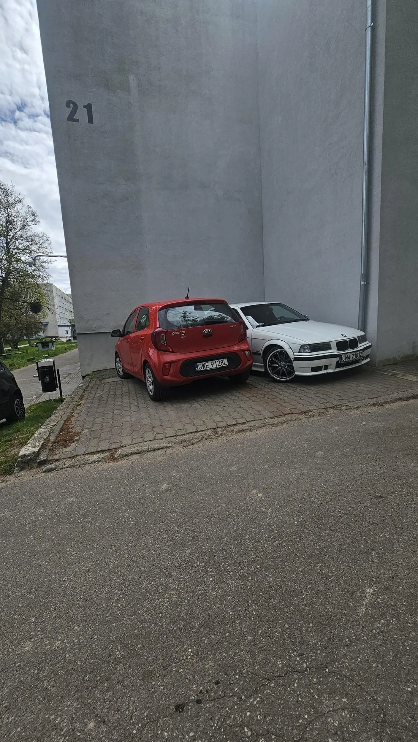 Parkowanie puerwsza klasa małe autko ale prawie 2miejsca zajęte