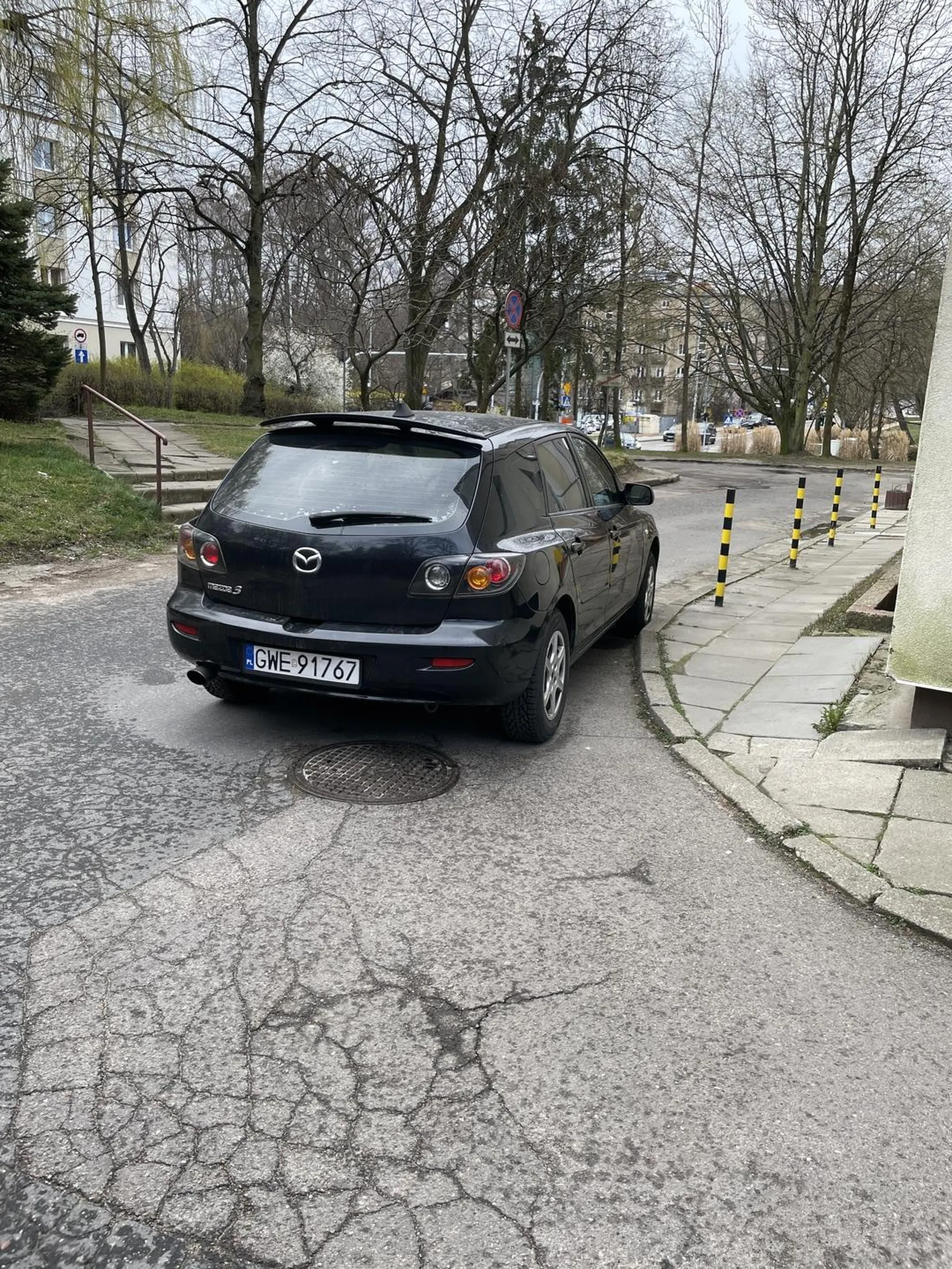 GWE stan umysłu!! Pajac parkujący centralnie na zakręcie !! Karny kutas!!!