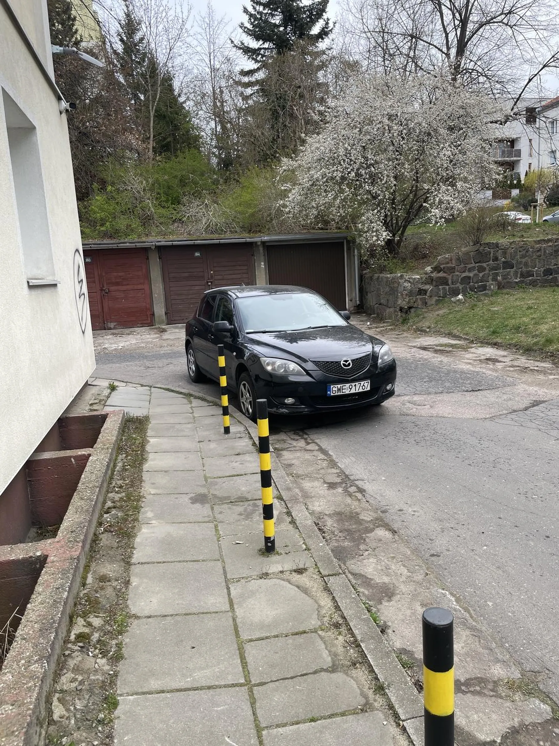 GWE stan umysłu!! Pajac parkujący centralnie na zakręcie !! Karny kutas!!!