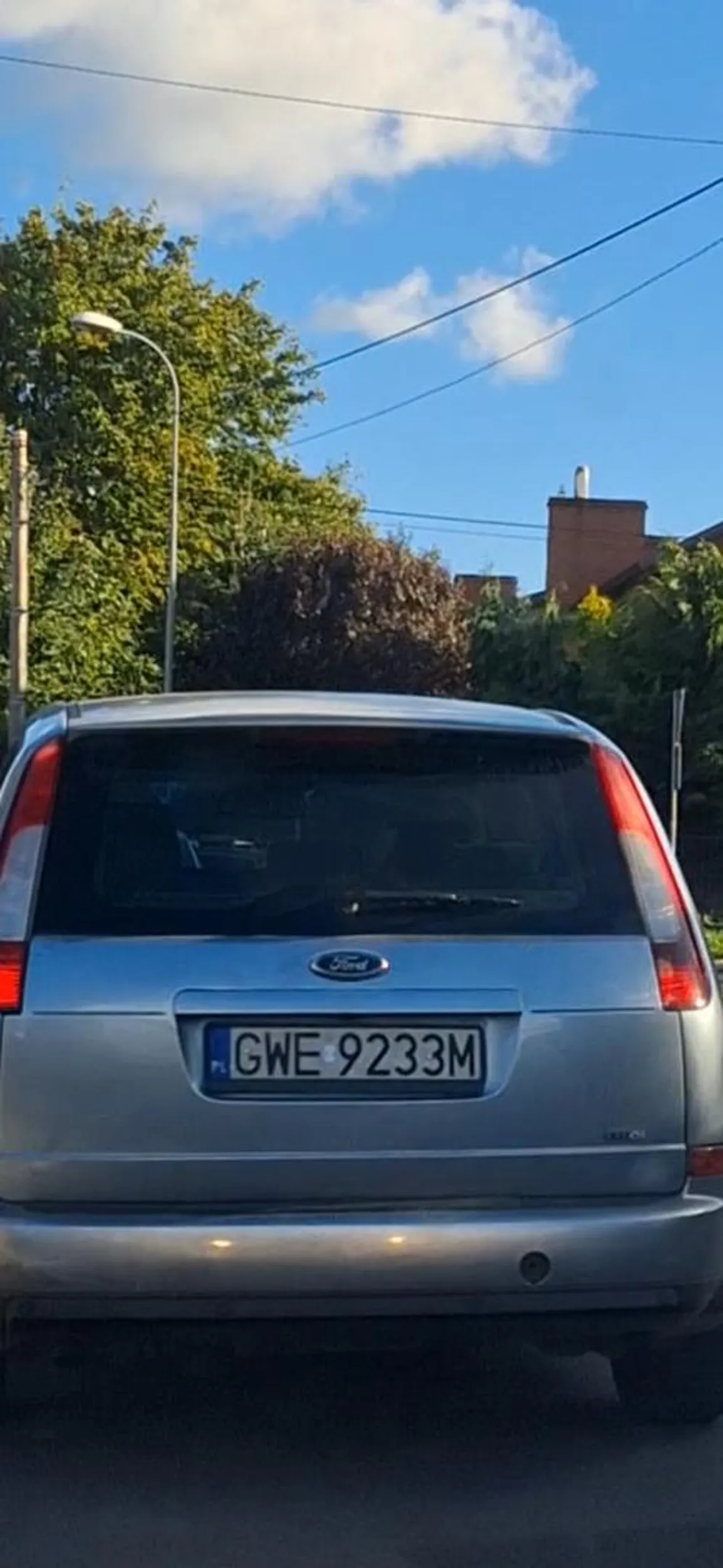 Nagle hamuje i sobie skręca bez kierunków