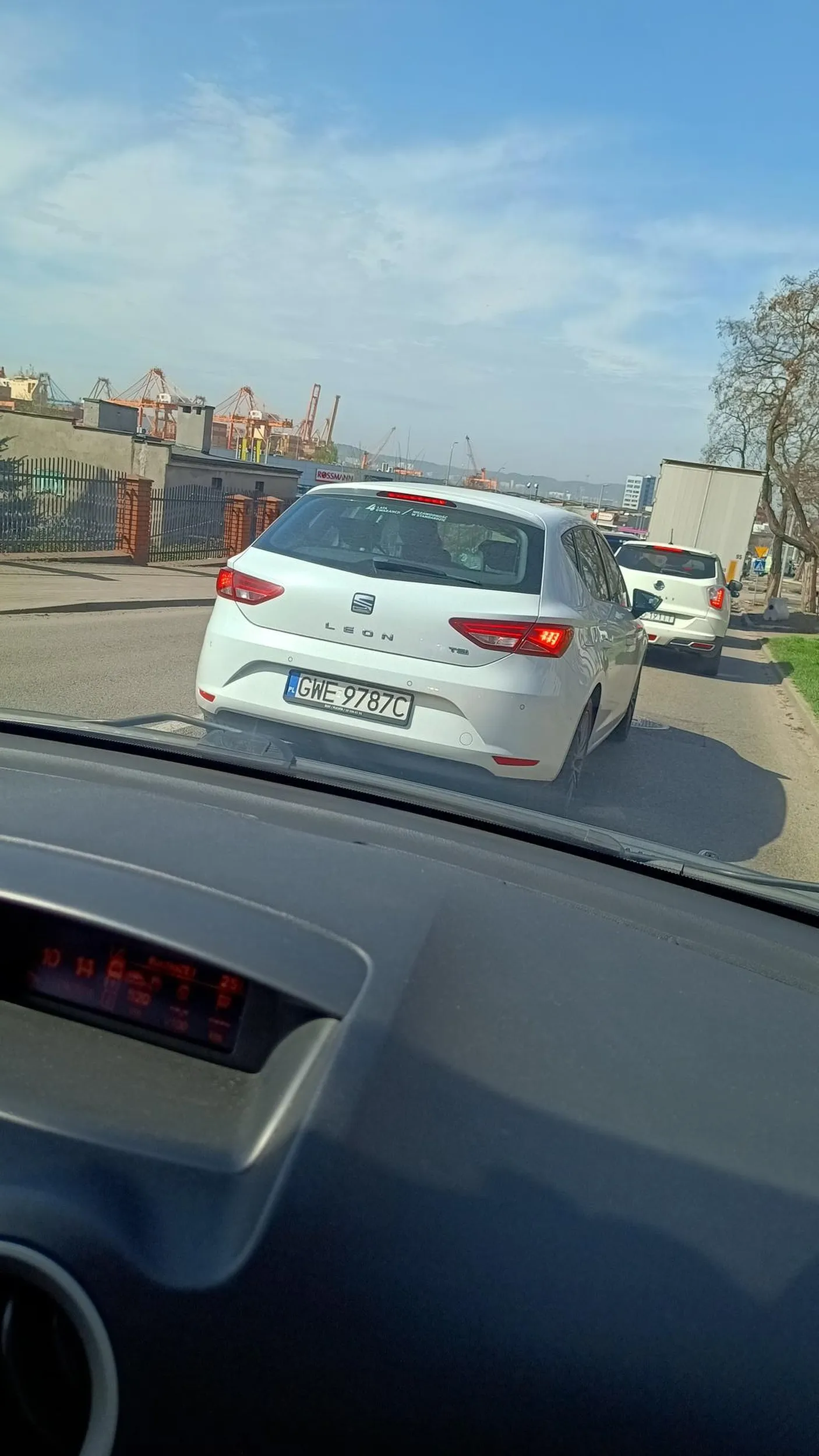 osoba za kierownicą tego samochodu nie wie, że nawet jak jesteś w korku to gapienie się w telefon albo zamyślenie się, nie jest dobrym pomysłem, tym bardziej jak jedziesz po środku drogi i się nie dotrzymujesz zasad drogowych.