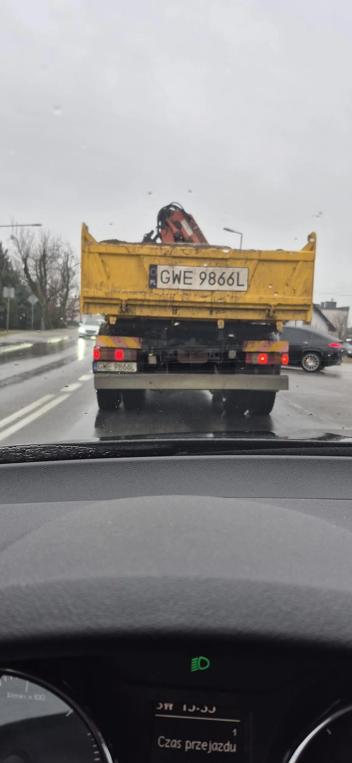 Gnój ciężarówką wymusza na siłę pierwszeństwo.