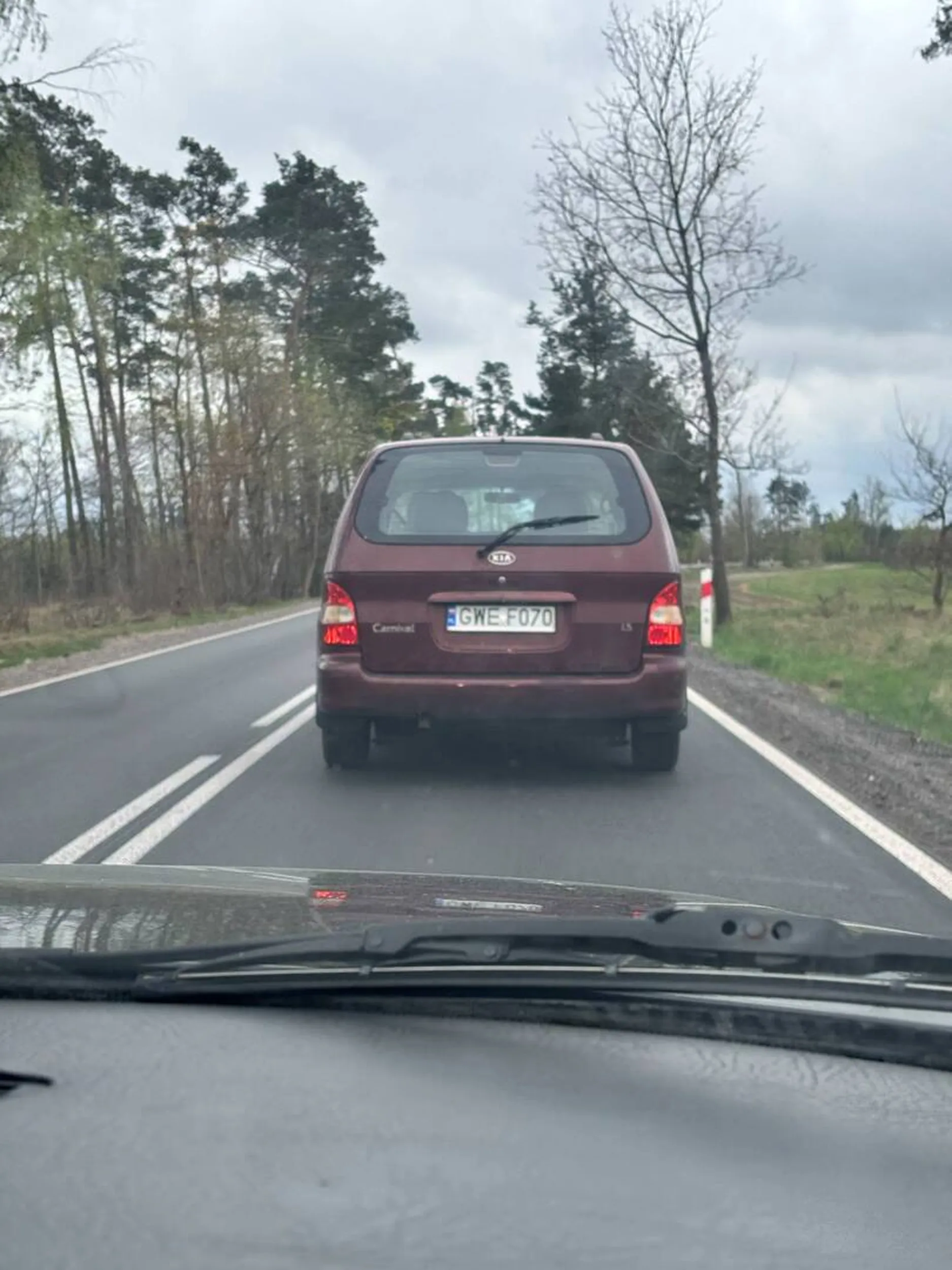 Kierowca jeździ slalomem, prawie wjechał do rowu