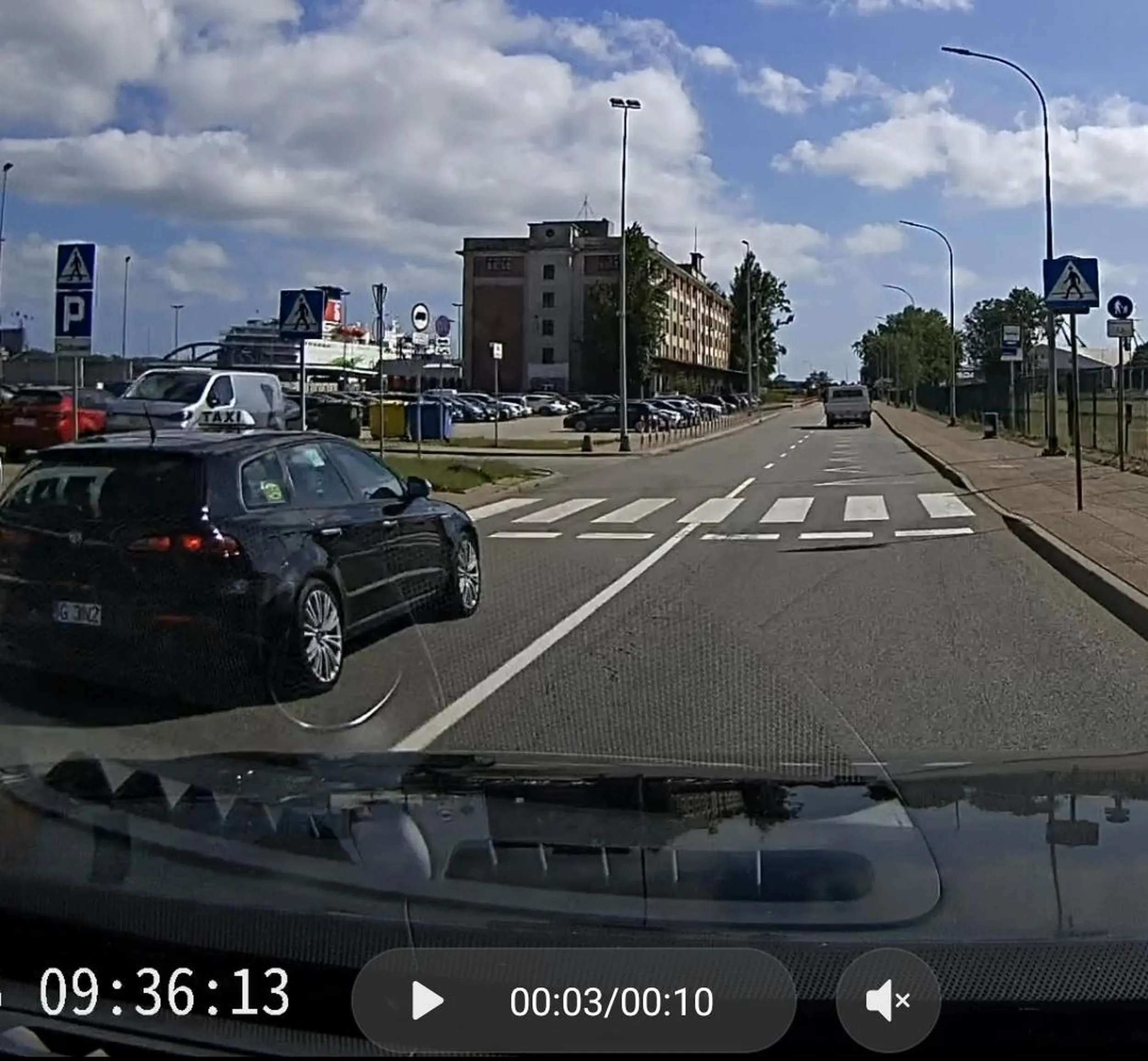 Wyprzedza z nadmierną prędkością tuż przed samym przejściem dla pieszych, na linii ciągłej.