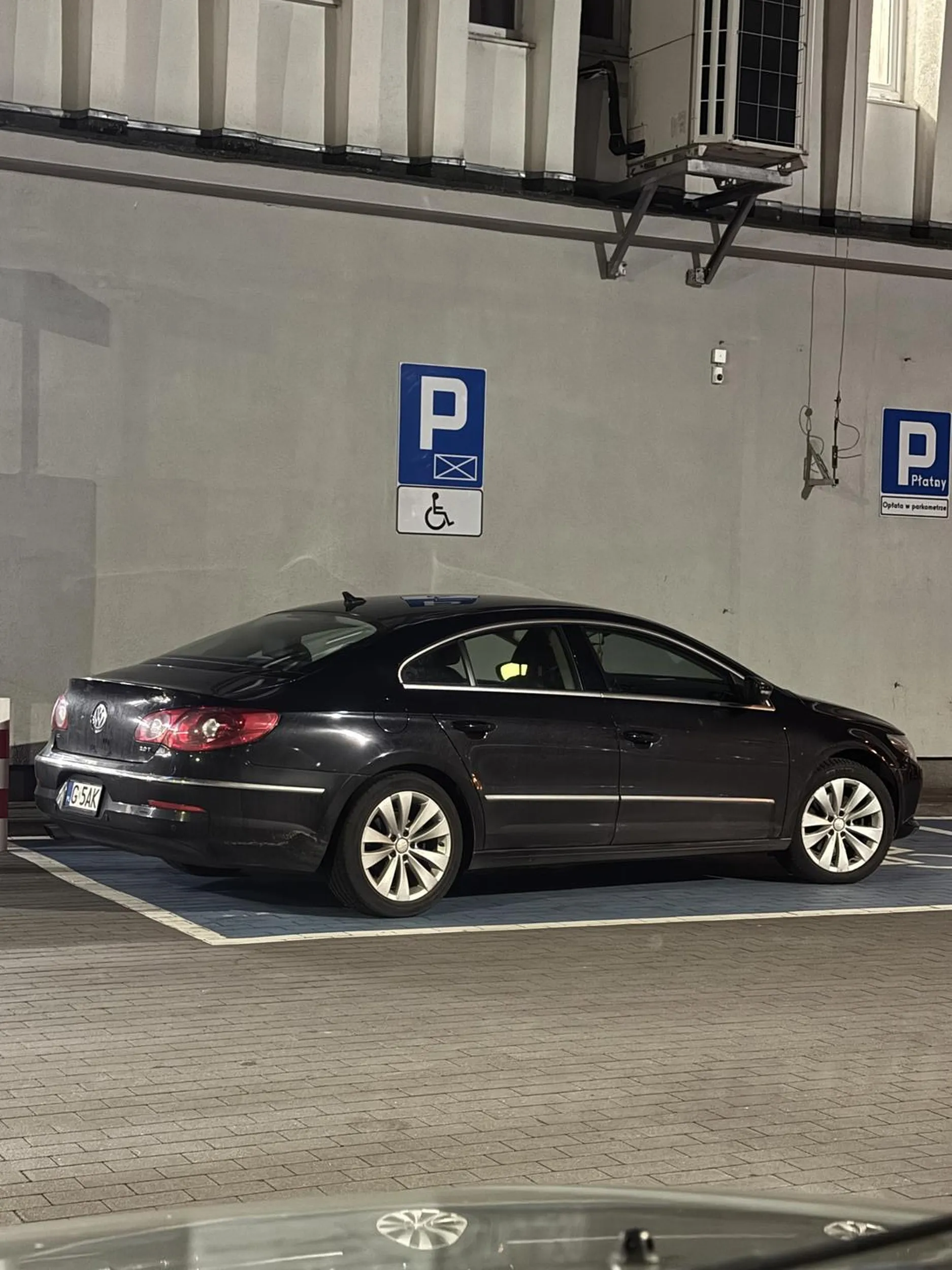 Parkowanie na miejscu dla niepełnosprawnych. Nieładne zachowanie ze strony sprawnego kierowcy.