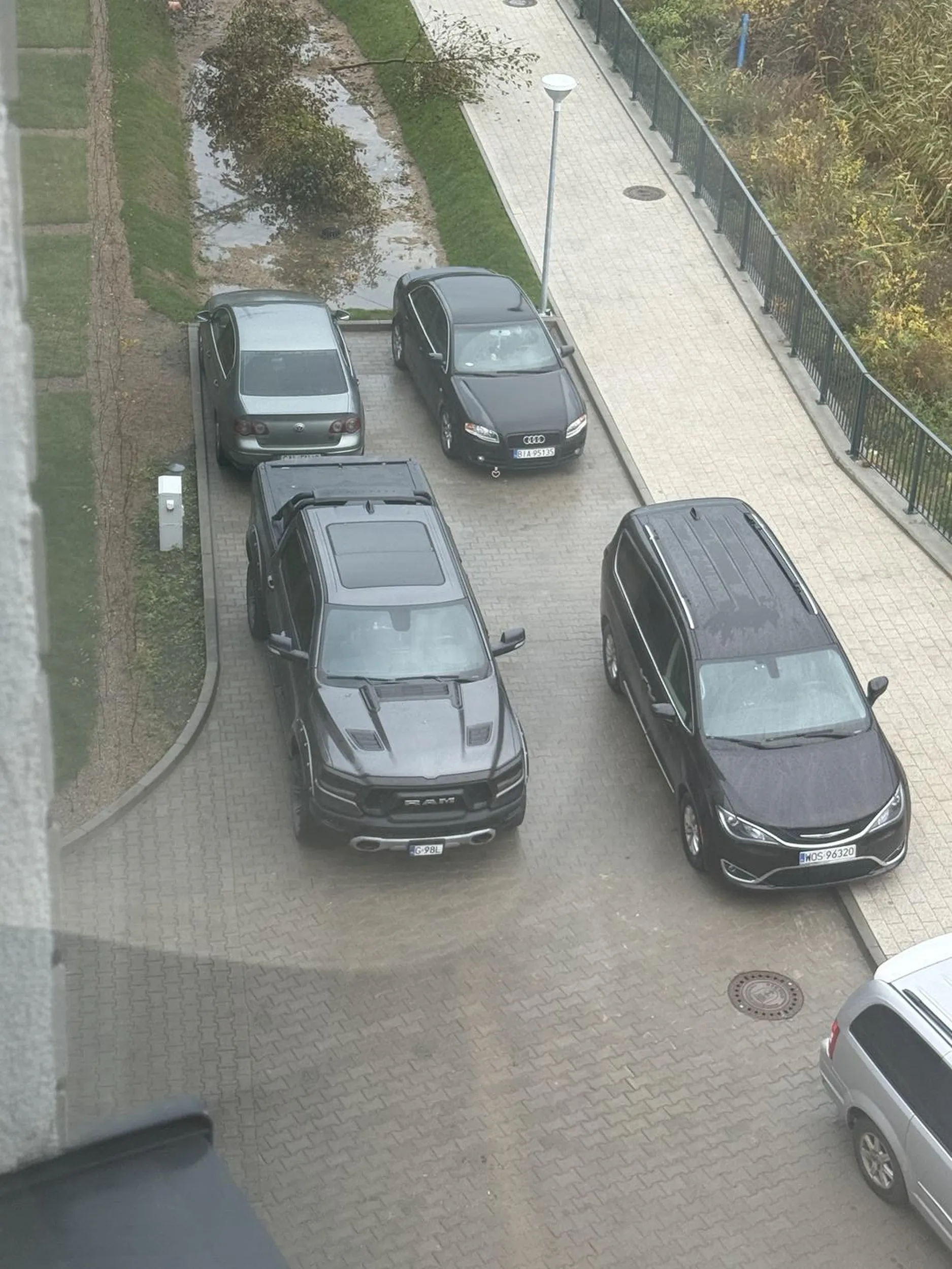 Im większy samochód, tym mniejszy mózg i zdrowy rozsądek — klasyka gatunku. Zaparkował tak, że zablokował dwa auta i skutecznie utrudnił życie innym. Gratulacje za pokaz siły i braku wyobraźni na raz.